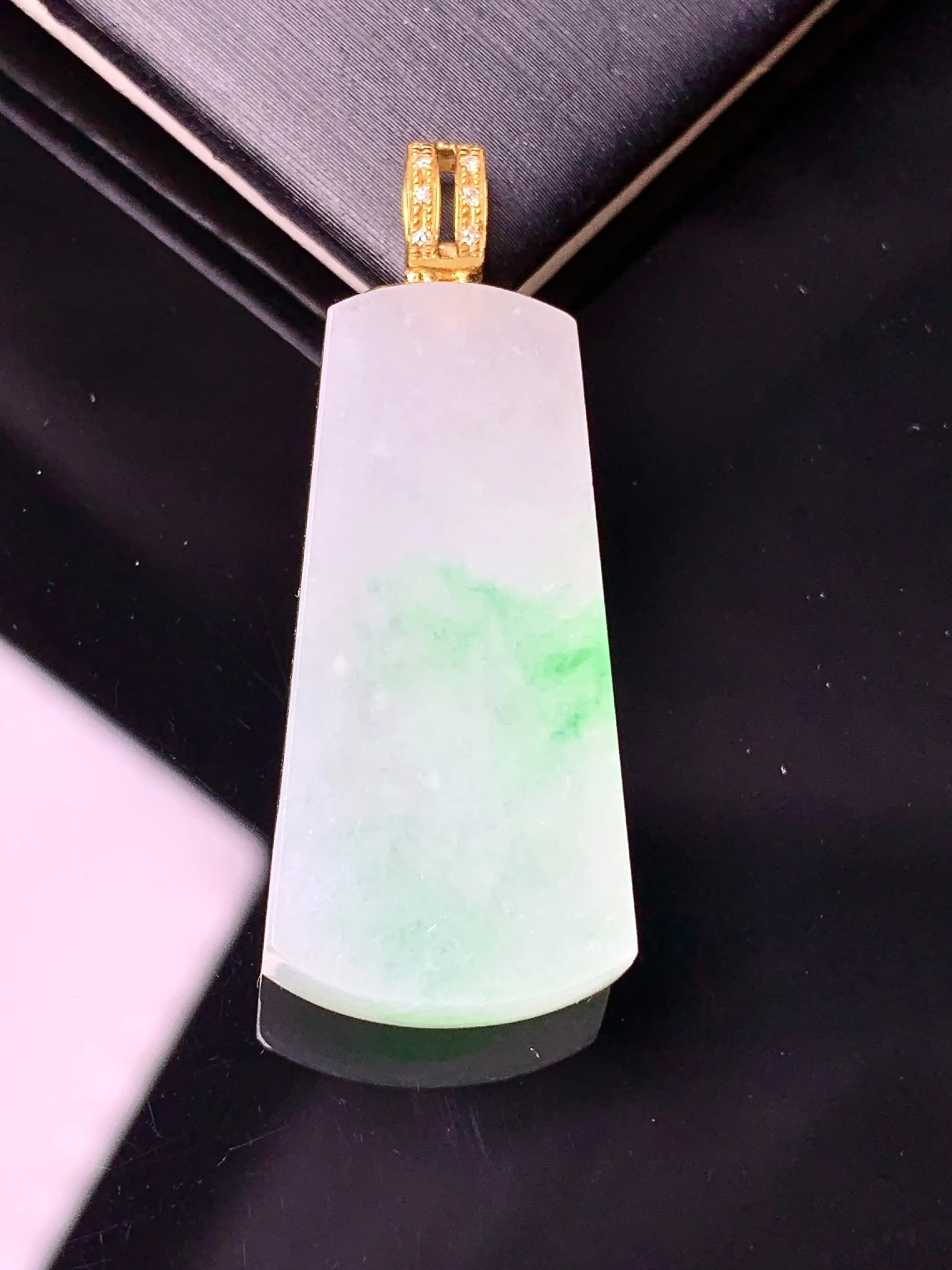 18k金钻镶嵌飘绿无事牌吊坠 玉质细腻 色泽艳丽清新 整体尺寸38.8*14.8*6