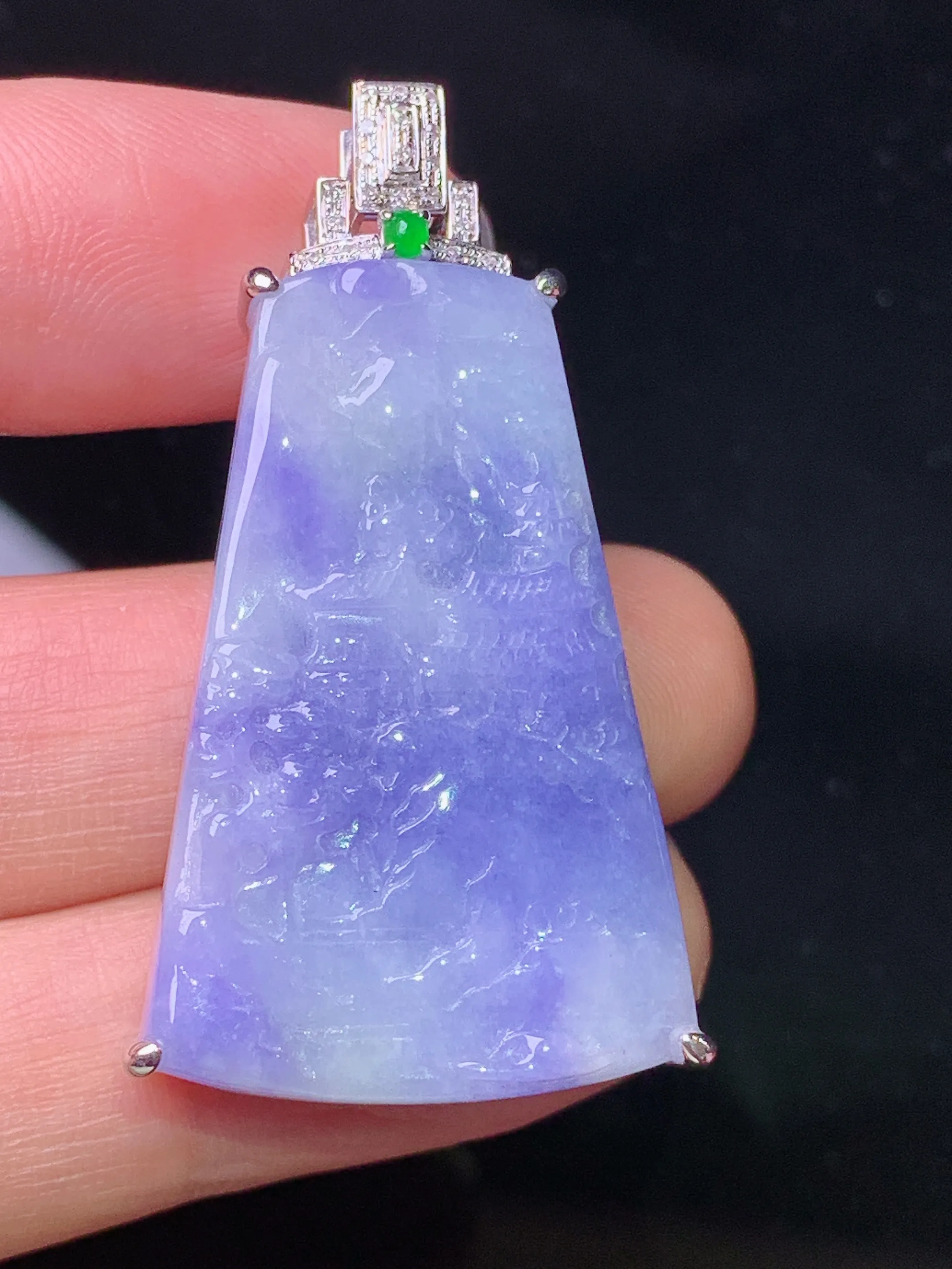 18k金钻镶嵌紫罗兰山水牌子吊坠 玉质细腻 色泽艳丽清新 整体尺寸42.3*21.7*8.5