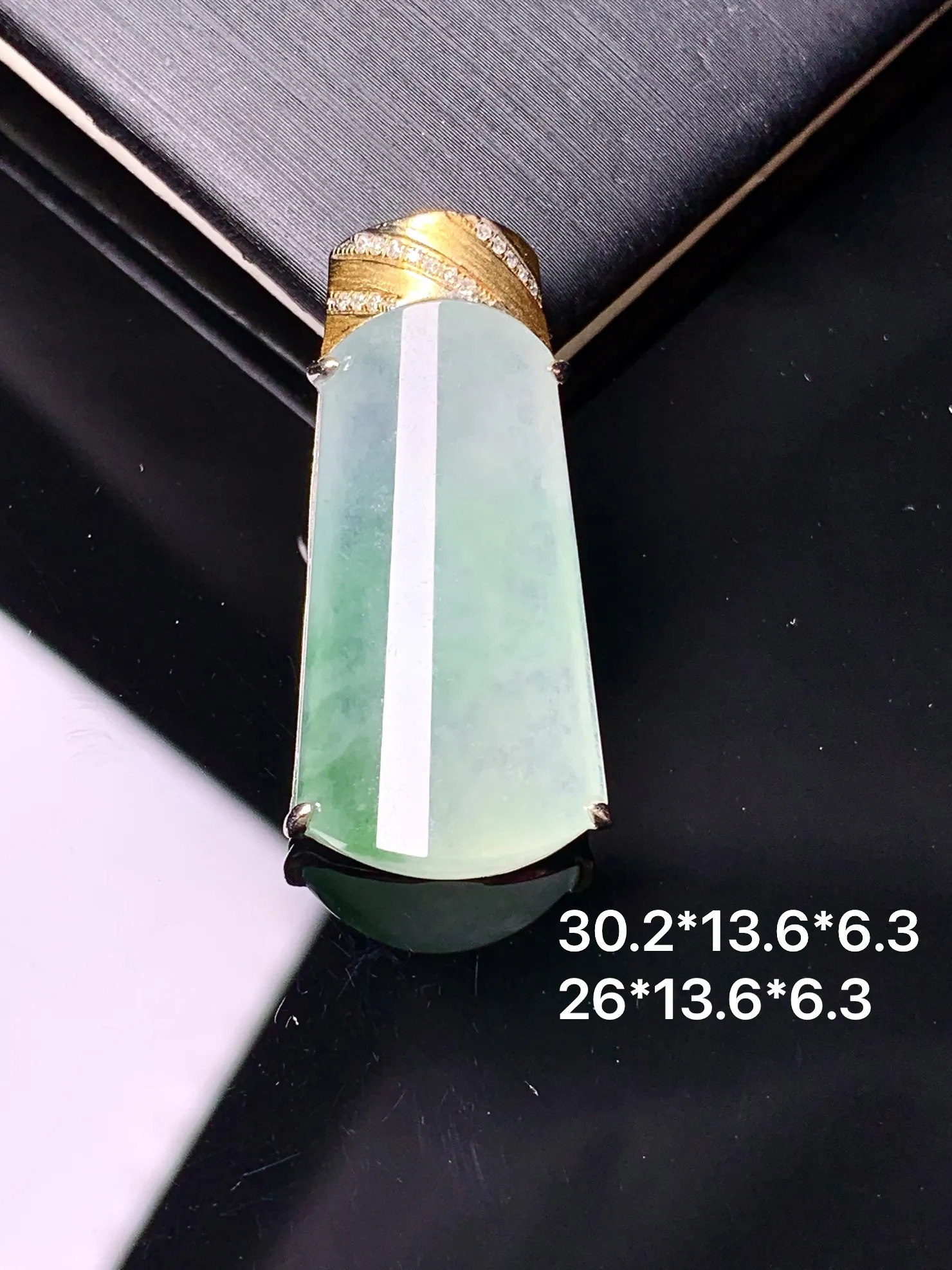 18k金钻镶嵌飘绿玉柱吊坠 玉质细腻 色泽艳丽清新 整体尺寸30.2*13.6*6.3