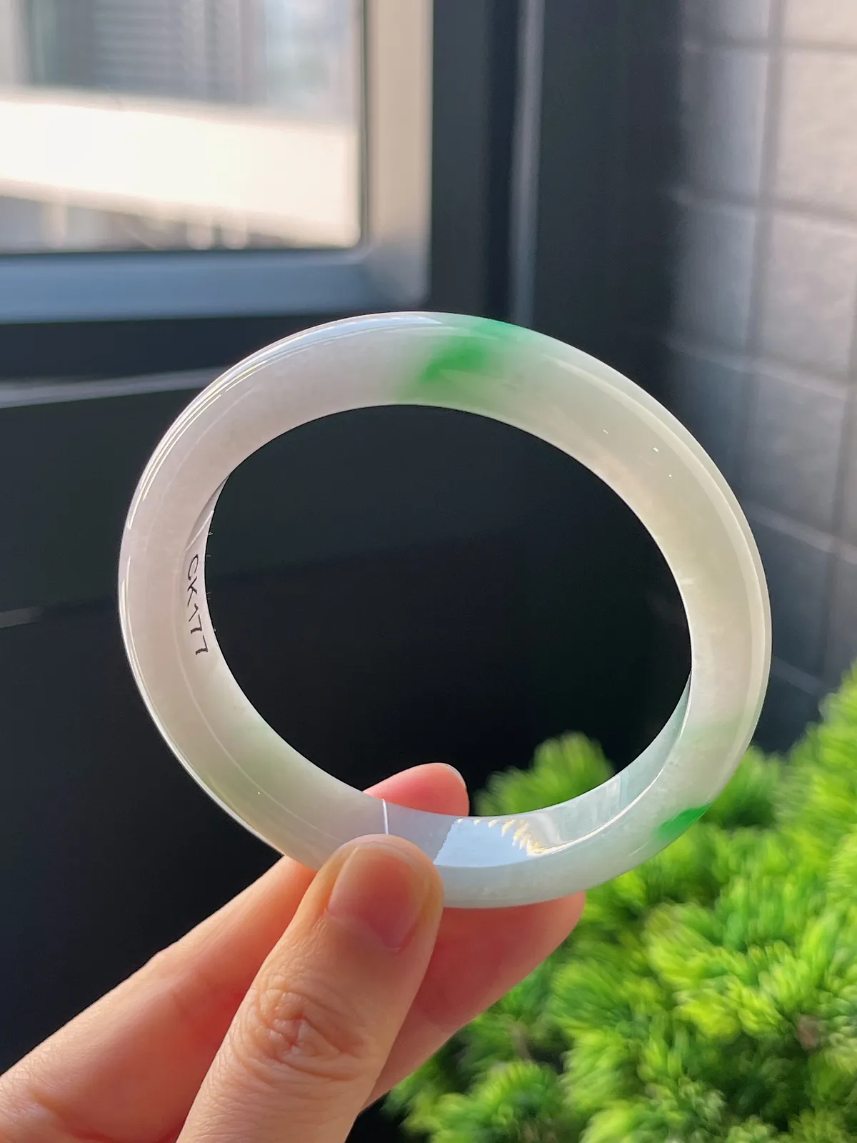 正圈57.9圈口，翡翠冰糯种飘绿手镯