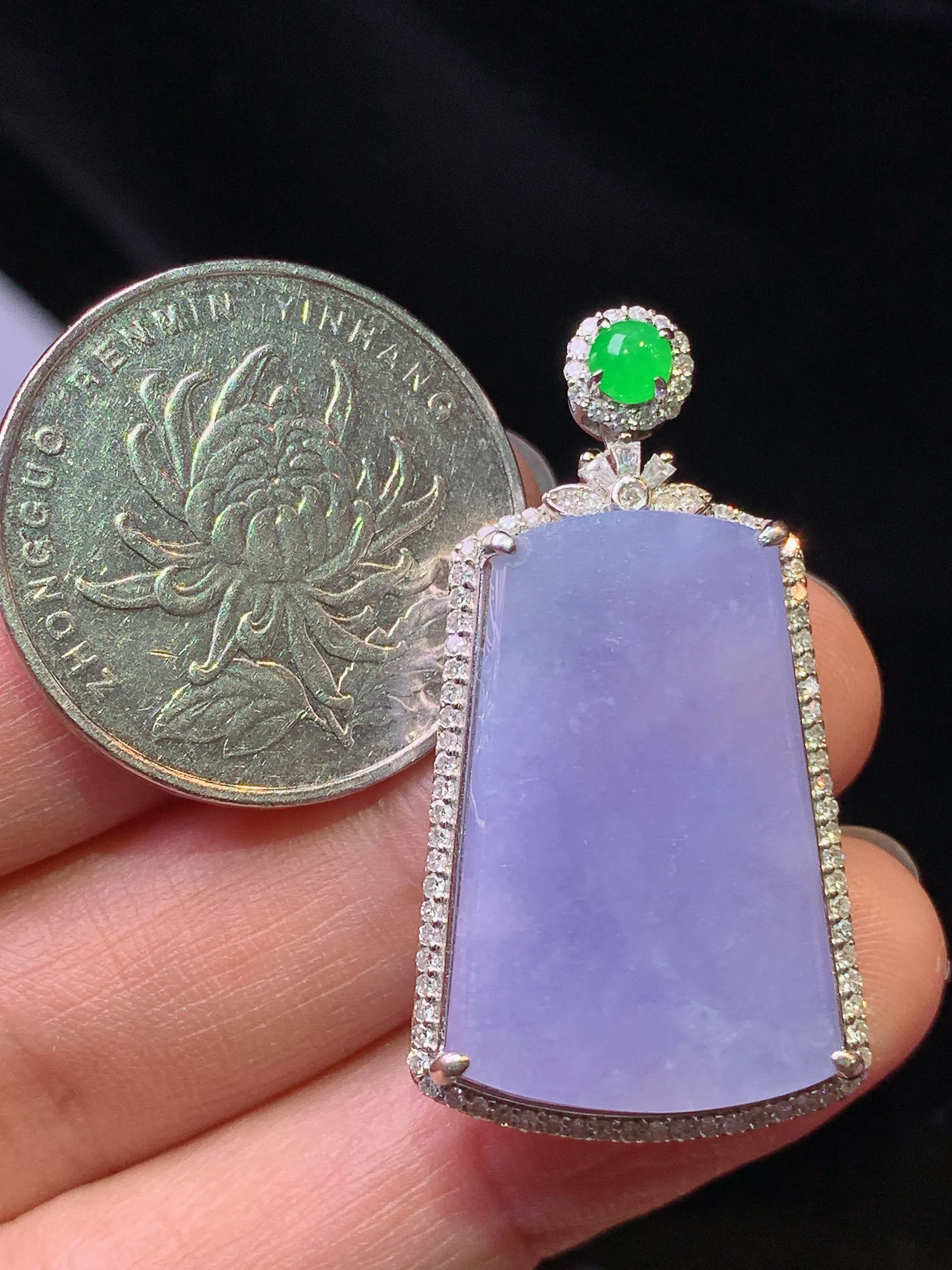 18k金钻镶嵌紫罗兰无事牌吊坠 玉质细腻 色泽艳丽清新 整体尺寸36.7*19.8*8