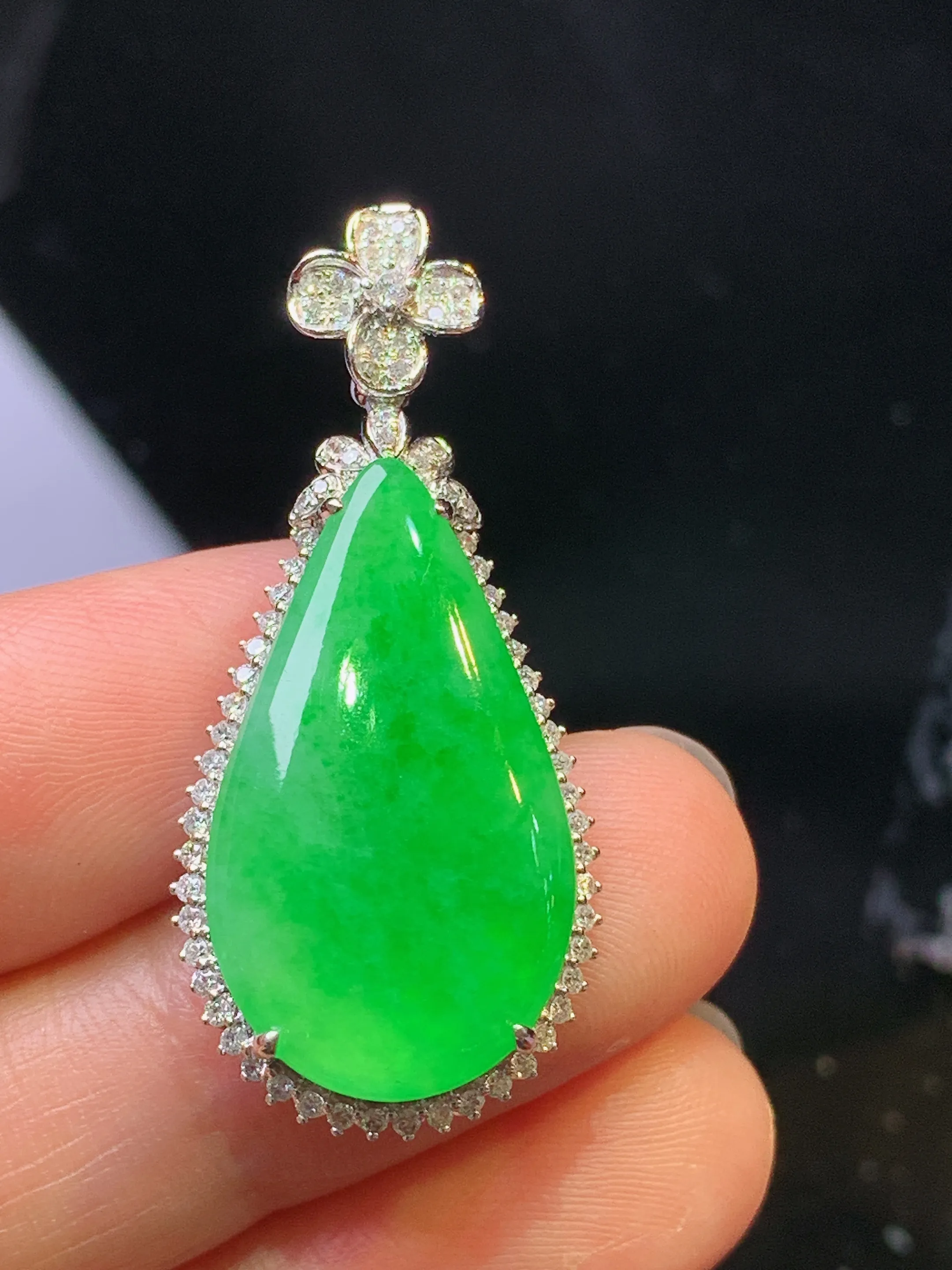 18k金钻镶嵌翠绿水滴吊坠 玉质细腻 色泽艳丽清新 整体尺寸37*16.6*6.2