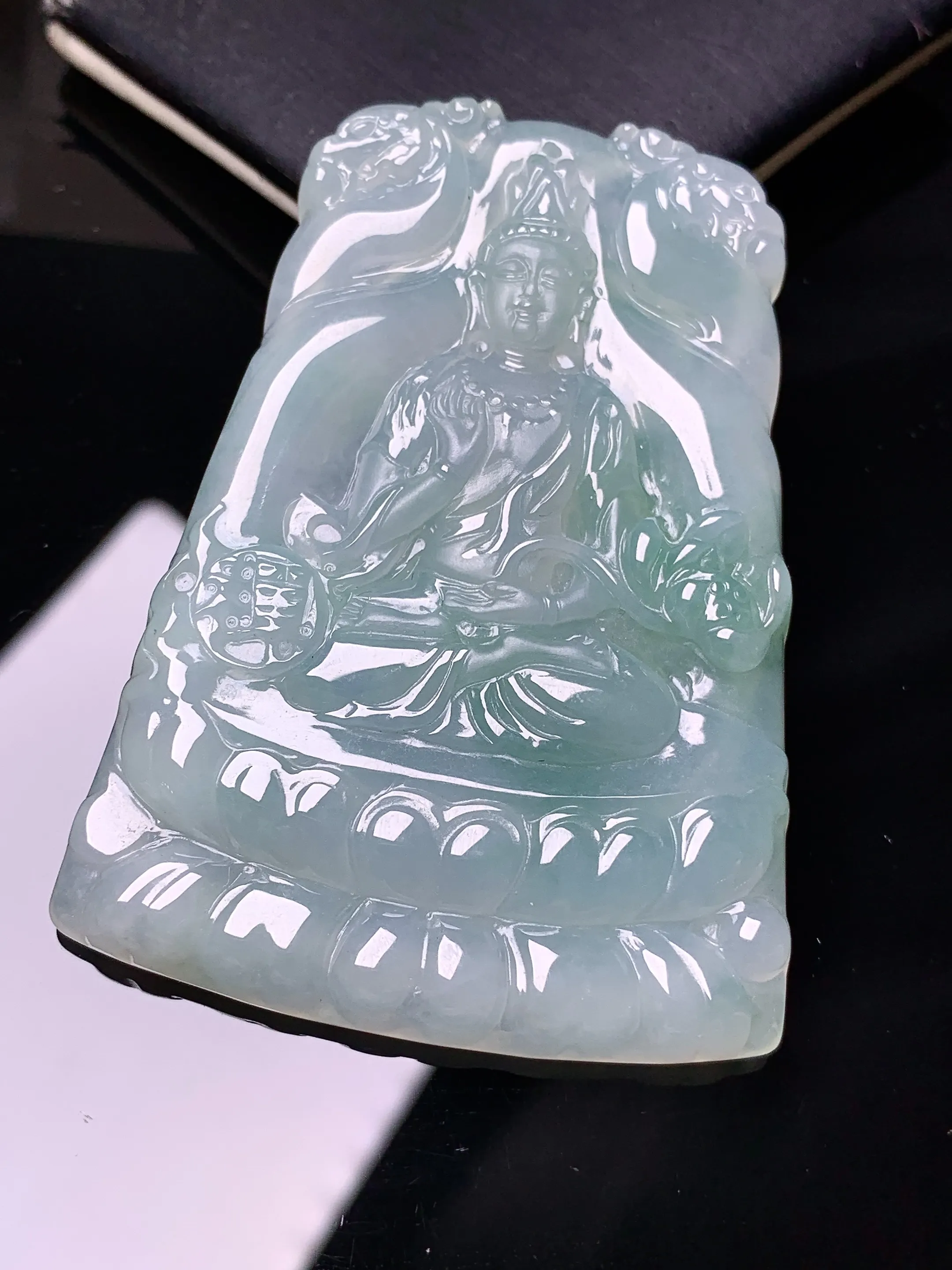 飘绿观音菩萨吊坠 玉质细腻 色泽艳丽清新 整体尺寸62.5*44.6*5.2