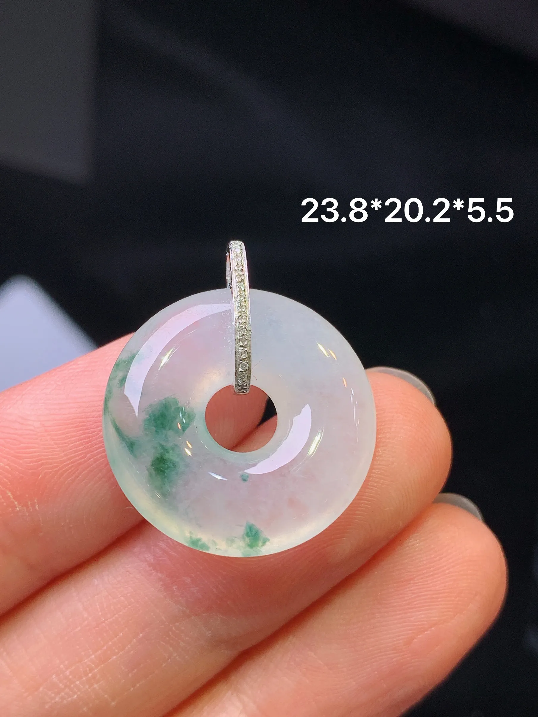 18k金钻镶嵌飘绿平安扣吊坠 玉质细腻 色泽艳丽清新 整体尺寸23.8*20.2*5.5