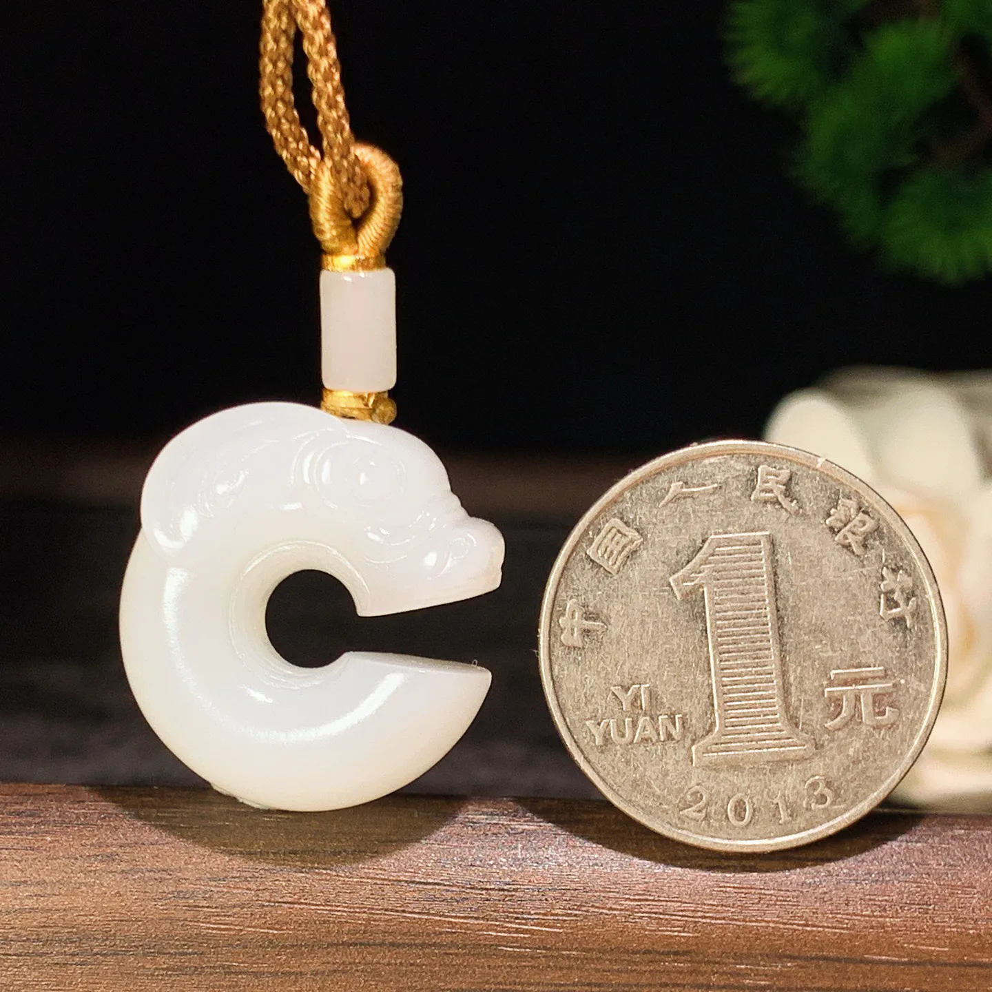 新疆和田玉白玉羊脂白玉猪龙挂件 尺寸24/22/11重11.5克。玉质细腻油润。手推出油。品相大气 lt260202