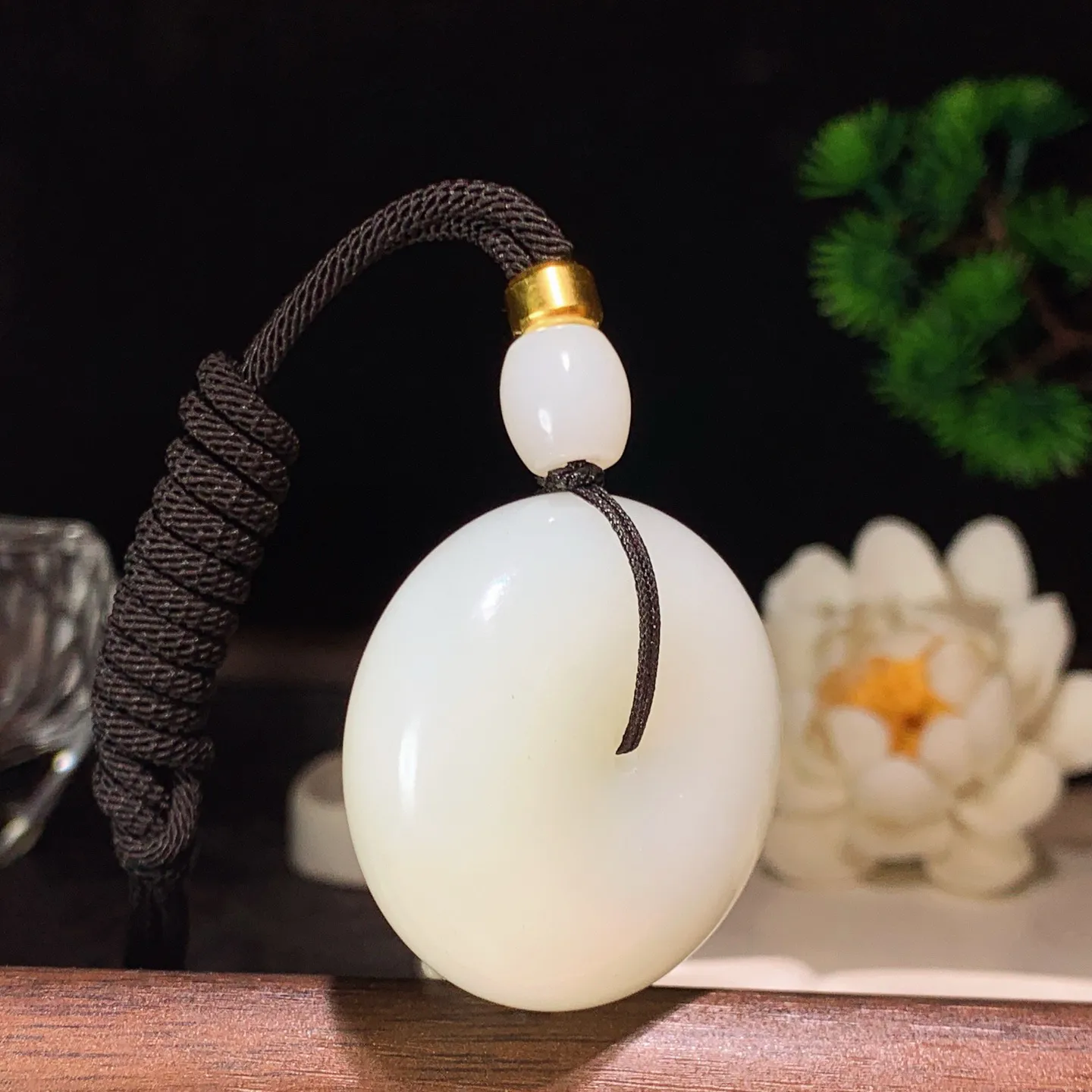 新疆和田玉白玉羊脂白平安扣挂件 尺寸38/15重48克。玉质细腻油润。手推出油。品相大气 lt260202