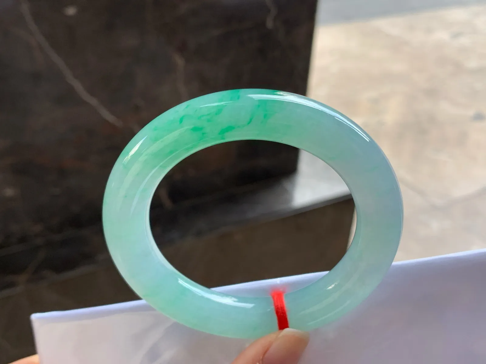 56-11.8

飘绿圆条手镯^_^色阳 玉质温润