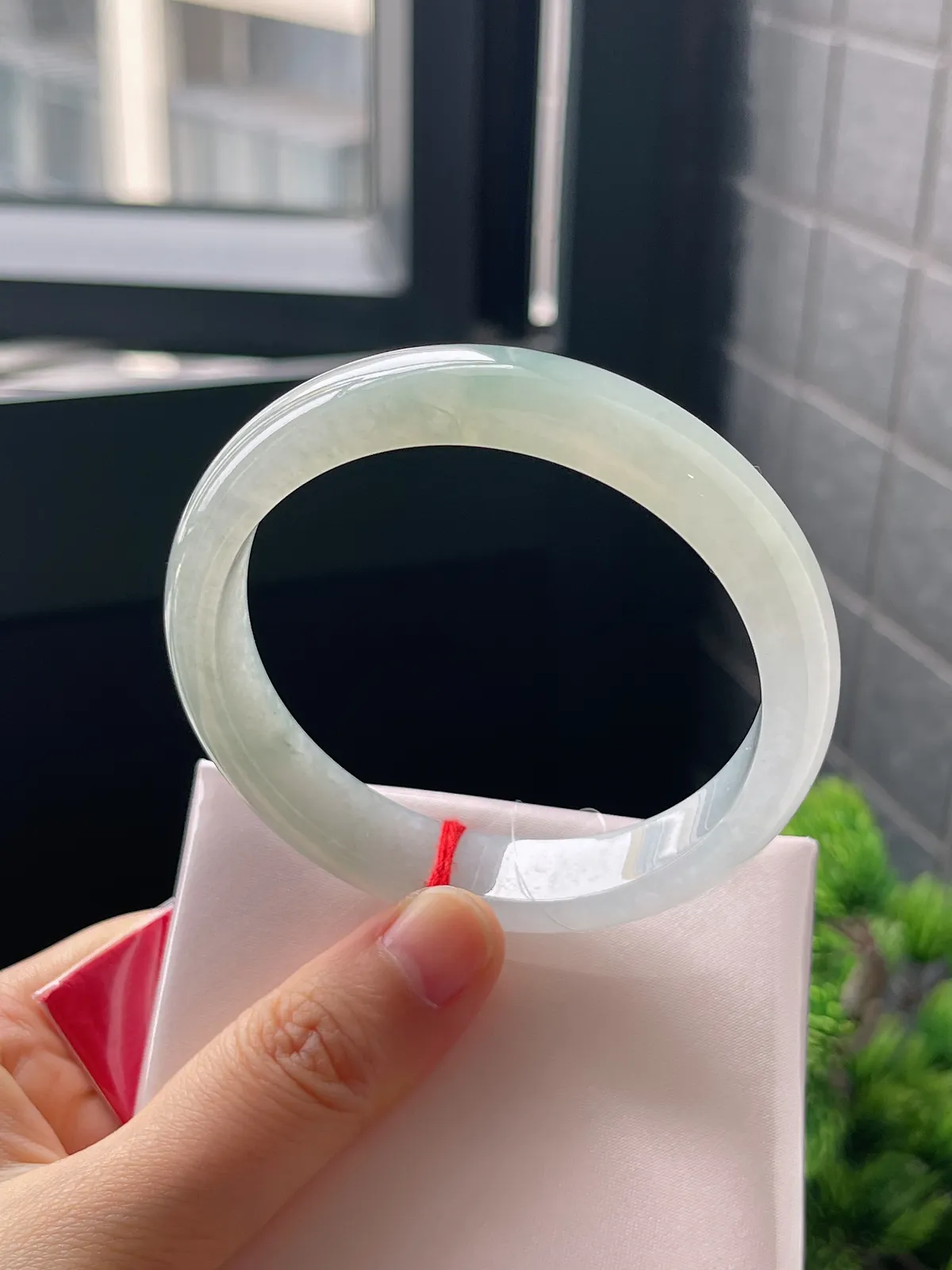 正圈57.5圈口，翡翠冰糯种飘绿手镯