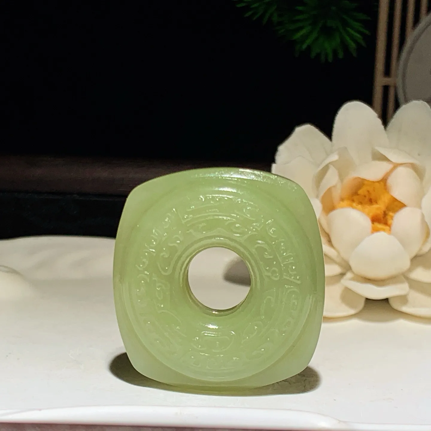 新疆和田玉若羌黄口料四方平安扣玉棕挂件 尺寸39/37/12重32克。玉质细腻油润。手推出油。品相大气 lt260202