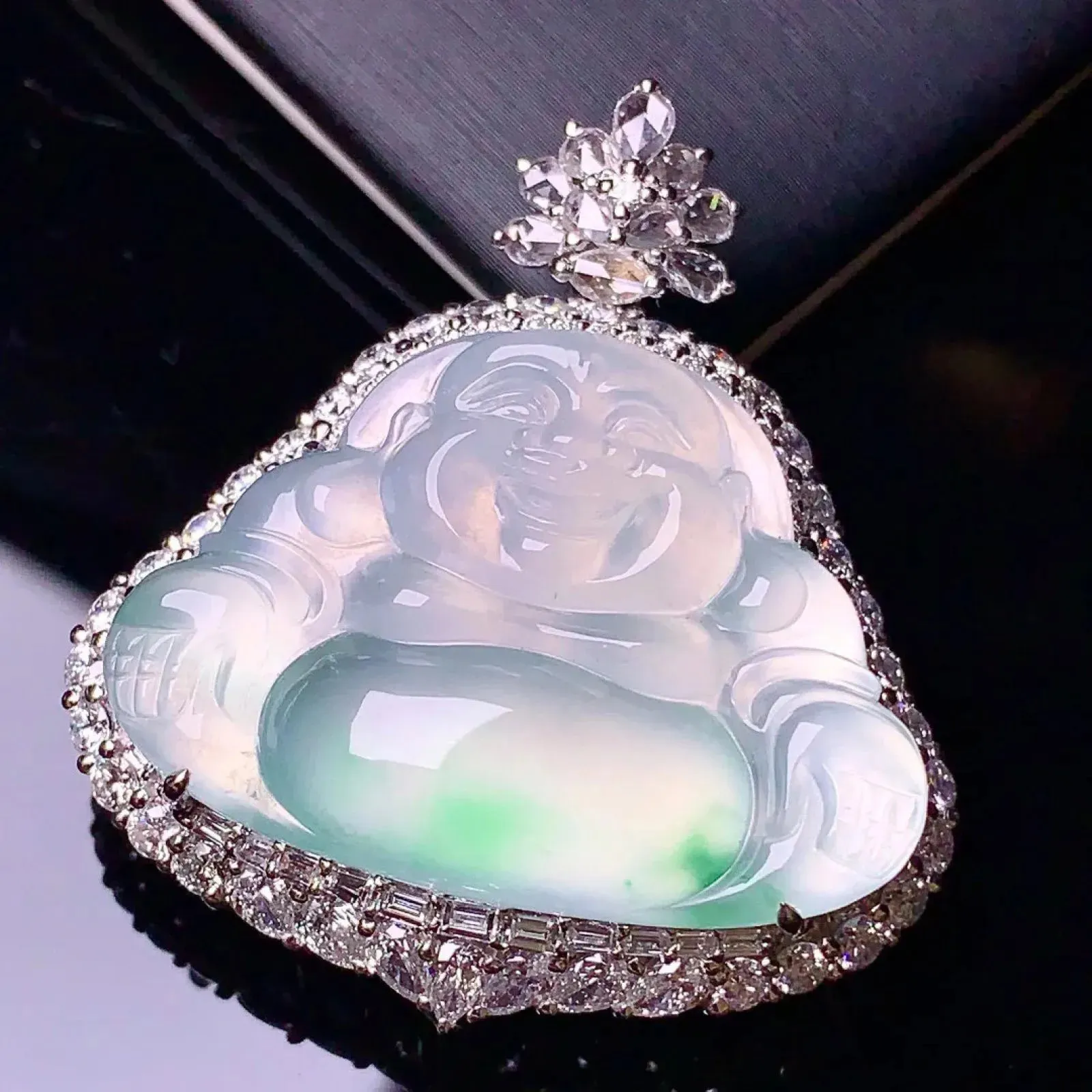 18k金钻镶嵌飘绿佛公吊坠 玉质细腻 色泽艳丽   整体尺寸38*34.1*14.8