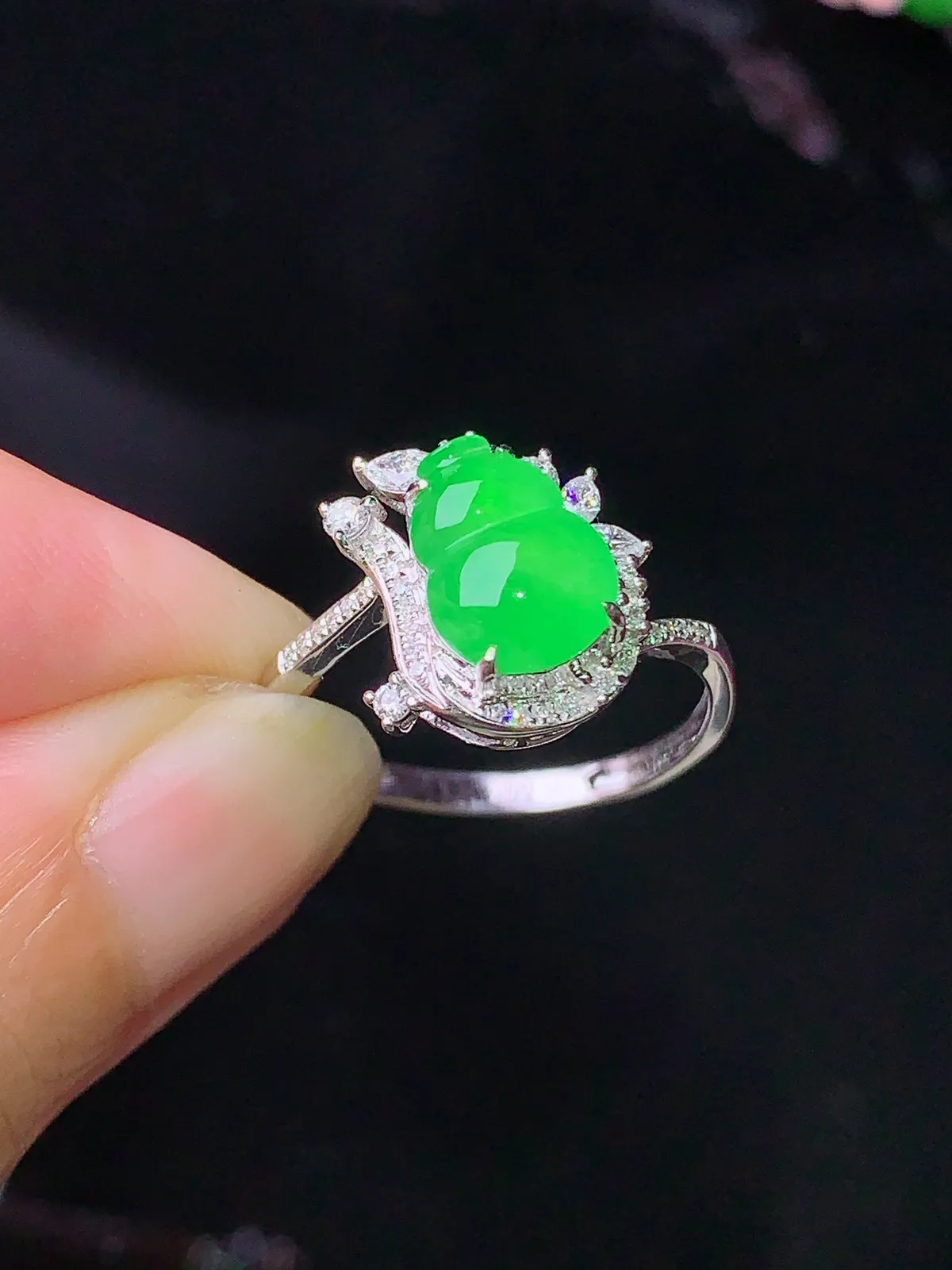 18k金钻镶嵌翠绿葫芦戒指 玉质细腻 色泽清新艳丽 圈口14.5 整体尺寸13*11.8*6.5