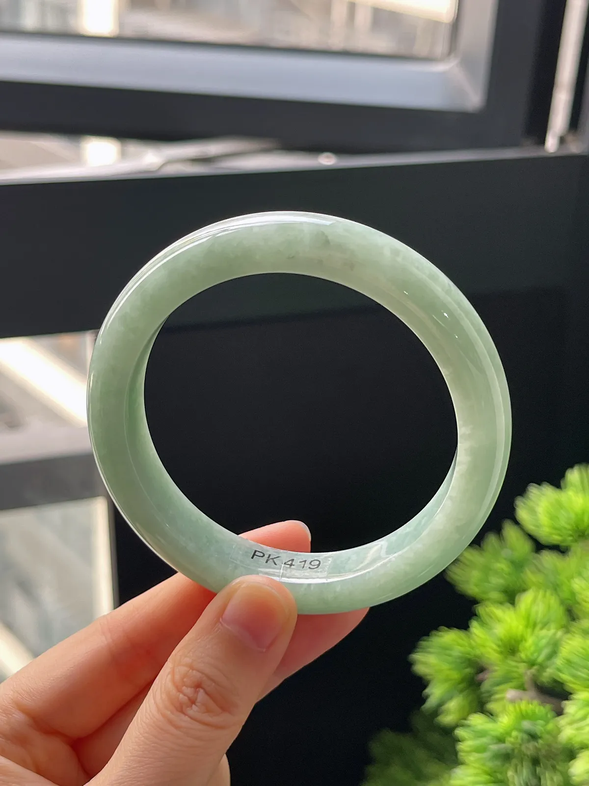 正圈58.5圈口，翡翠糯化种淡绿色手镯