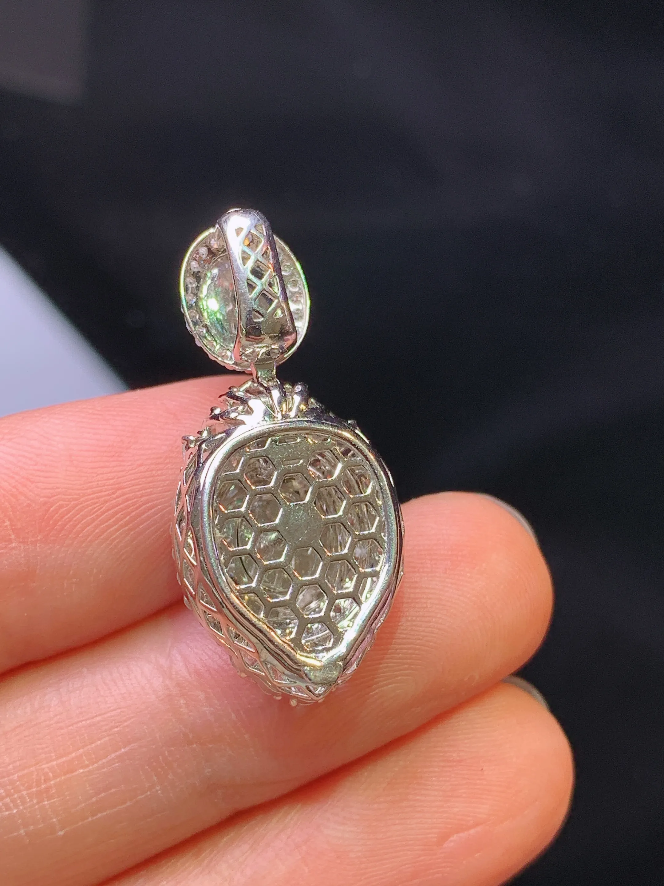 18k金钻镶嵌满绿蛋面吊坠 玉质细腻 色泽艳丽清新 整体尺寸29.2*13.5*10