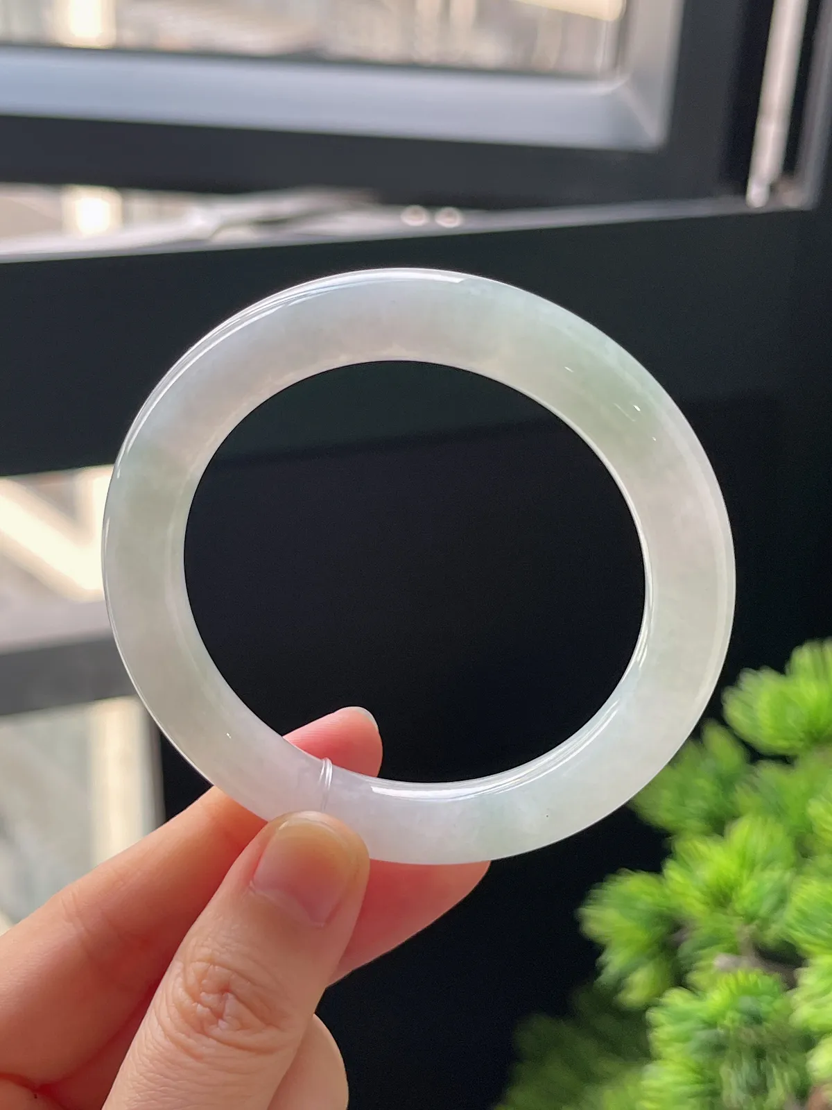 圆镯53.2圈口，翡翠冰糯种淡绿色手镯