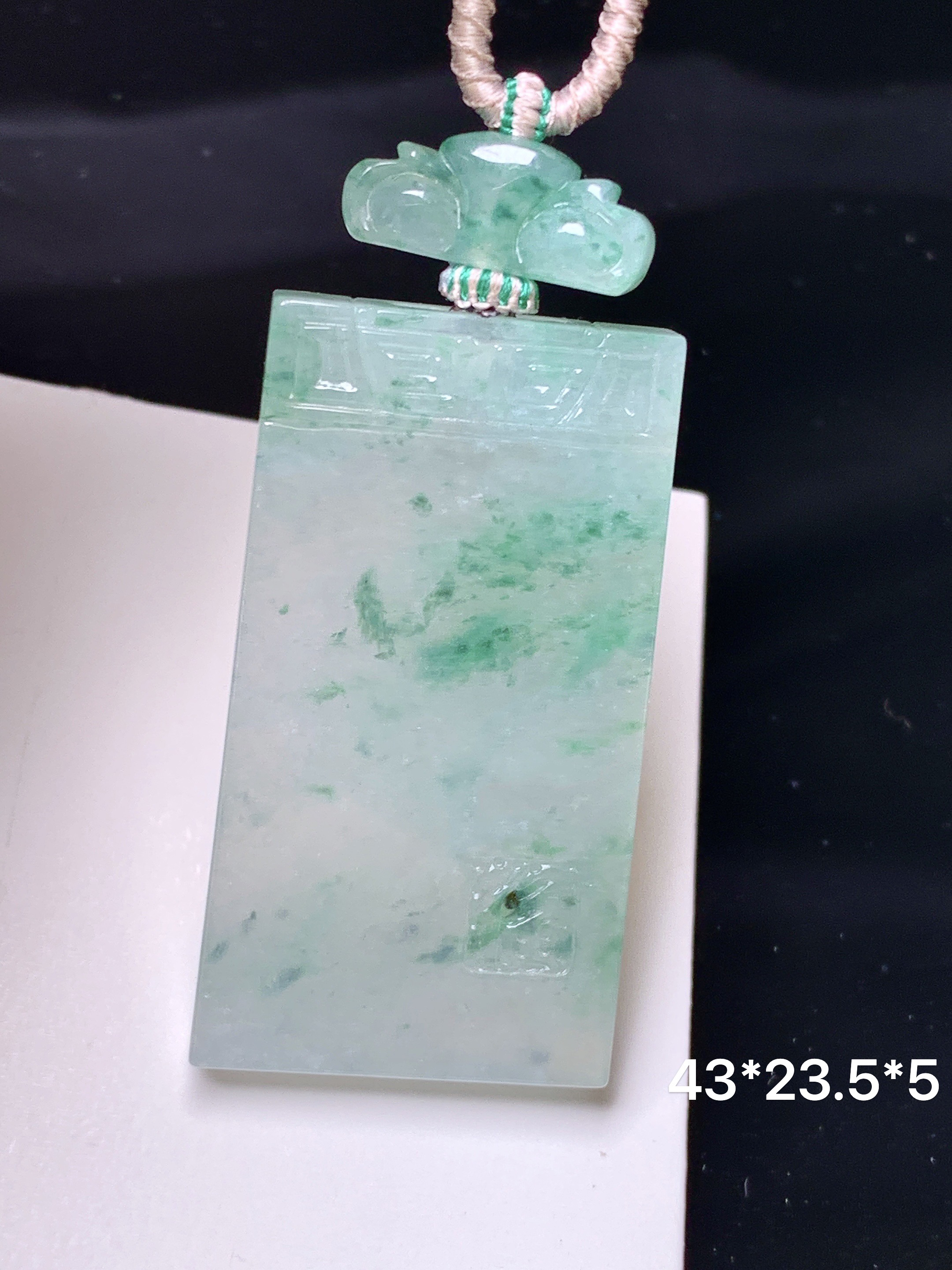 冰种飘绿无事牌吊坠 玉质细腻 色泽艳丽清新 整体尺寸43*23.5*5