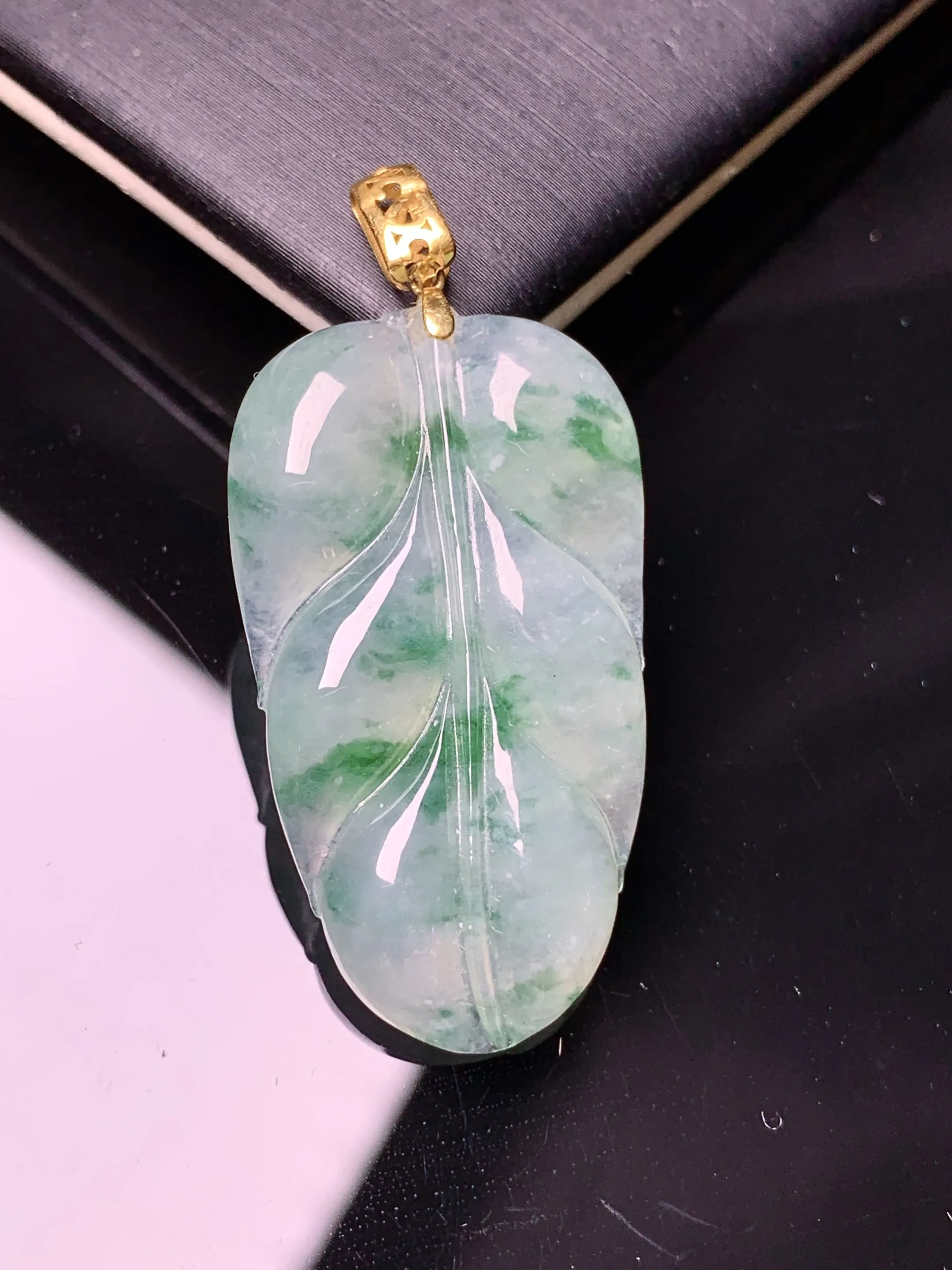 18k金镶嵌冰种飘绿树叶吊坠 玉质细腻 色泽艳丽清新 整体尺寸41.8*19.2*4.6