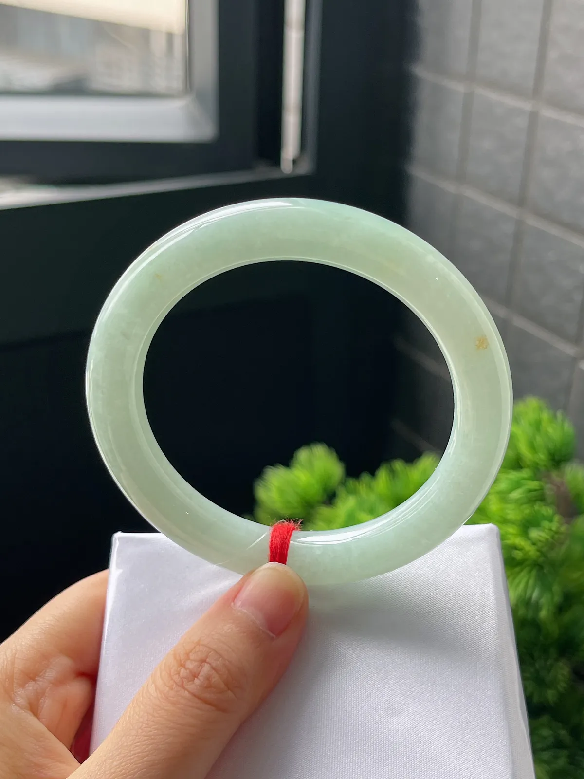 圆镯54.9圈口，翡翠糯化种淡绿色手镯