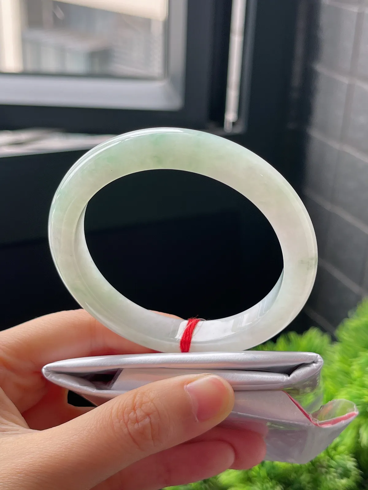 正圈55.8圈口，翡翠冰糯种淡绿色手镯