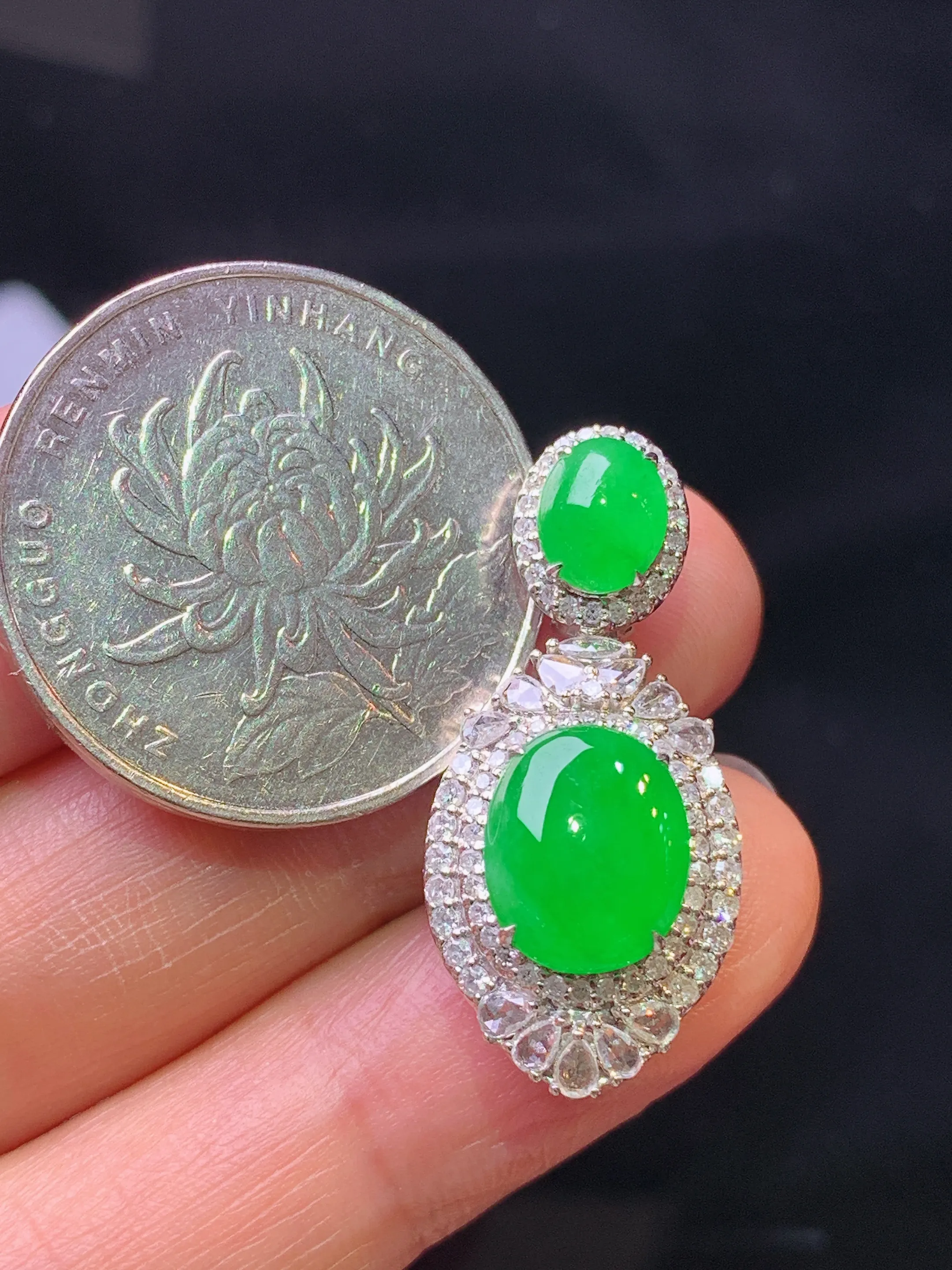 18k金钻镶嵌满绿蛋面吊坠 玉质细腻 色泽艳丽清新 整体尺寸29.2*13.5*10