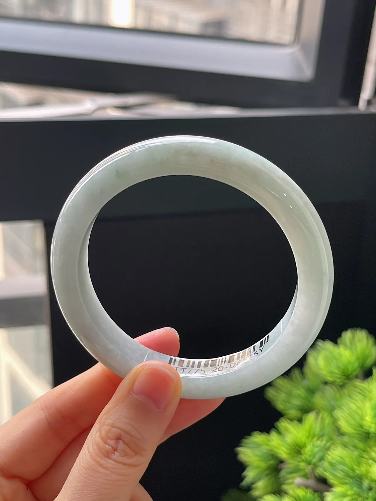 正圈57圈口，翡翠糯化种淡绿色手镯