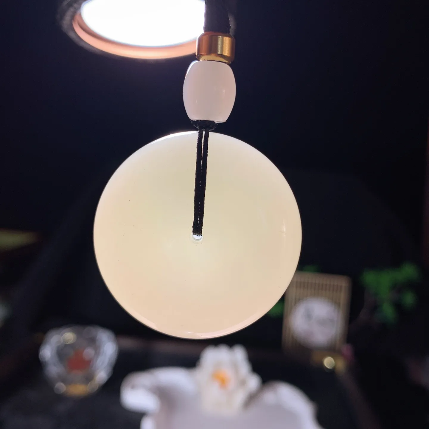 新疆和田玉白玉羊脂白平安扣挂件 尺寸38/15重48克。玉质细腻油润。手推出油。品相大气 lt260202