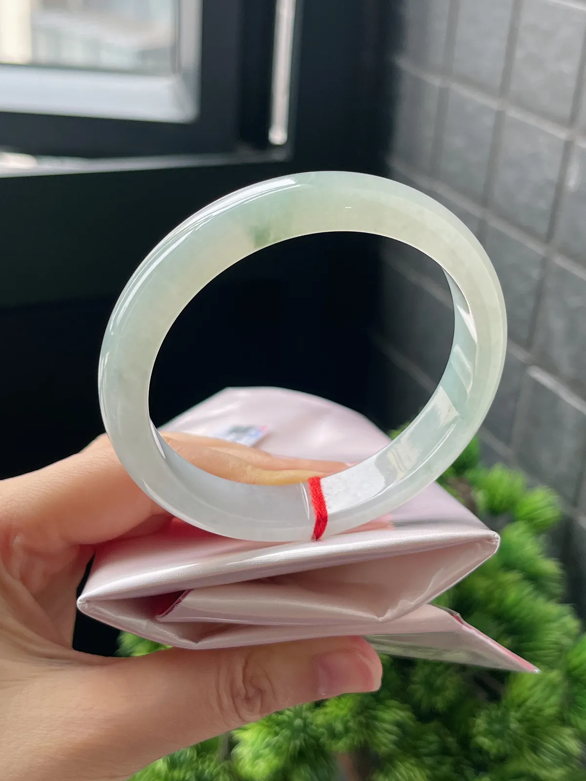 正圈57.5圈口，翡翠冰糯种飘绿手镯