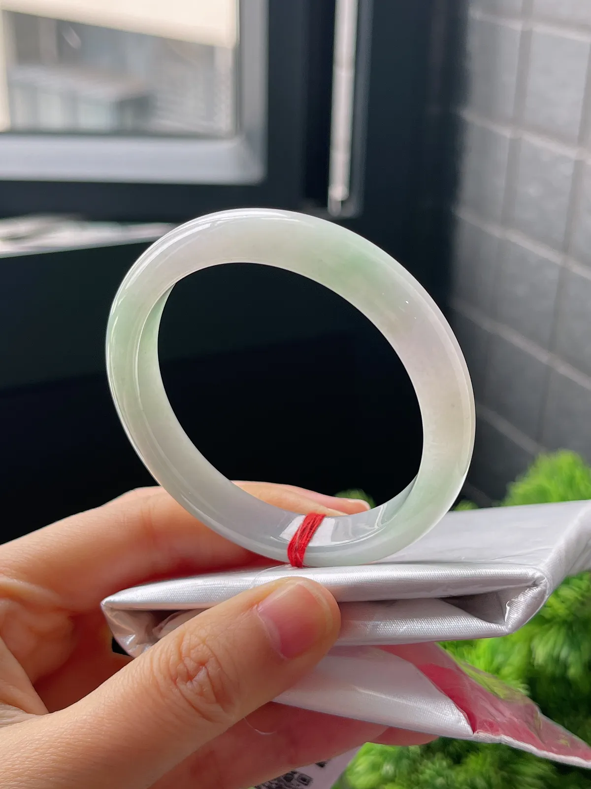 贵妃镯54圈口，翡翠冰糯种淡绿色手镯