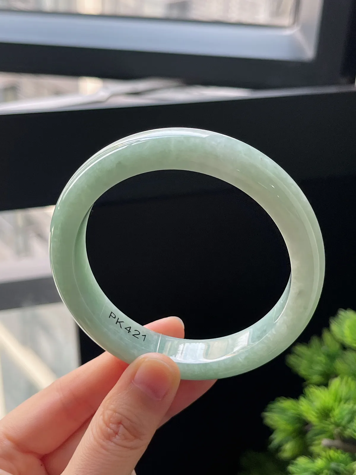 正圈59.8圈口，翡翠糯化种淡绿色手镯