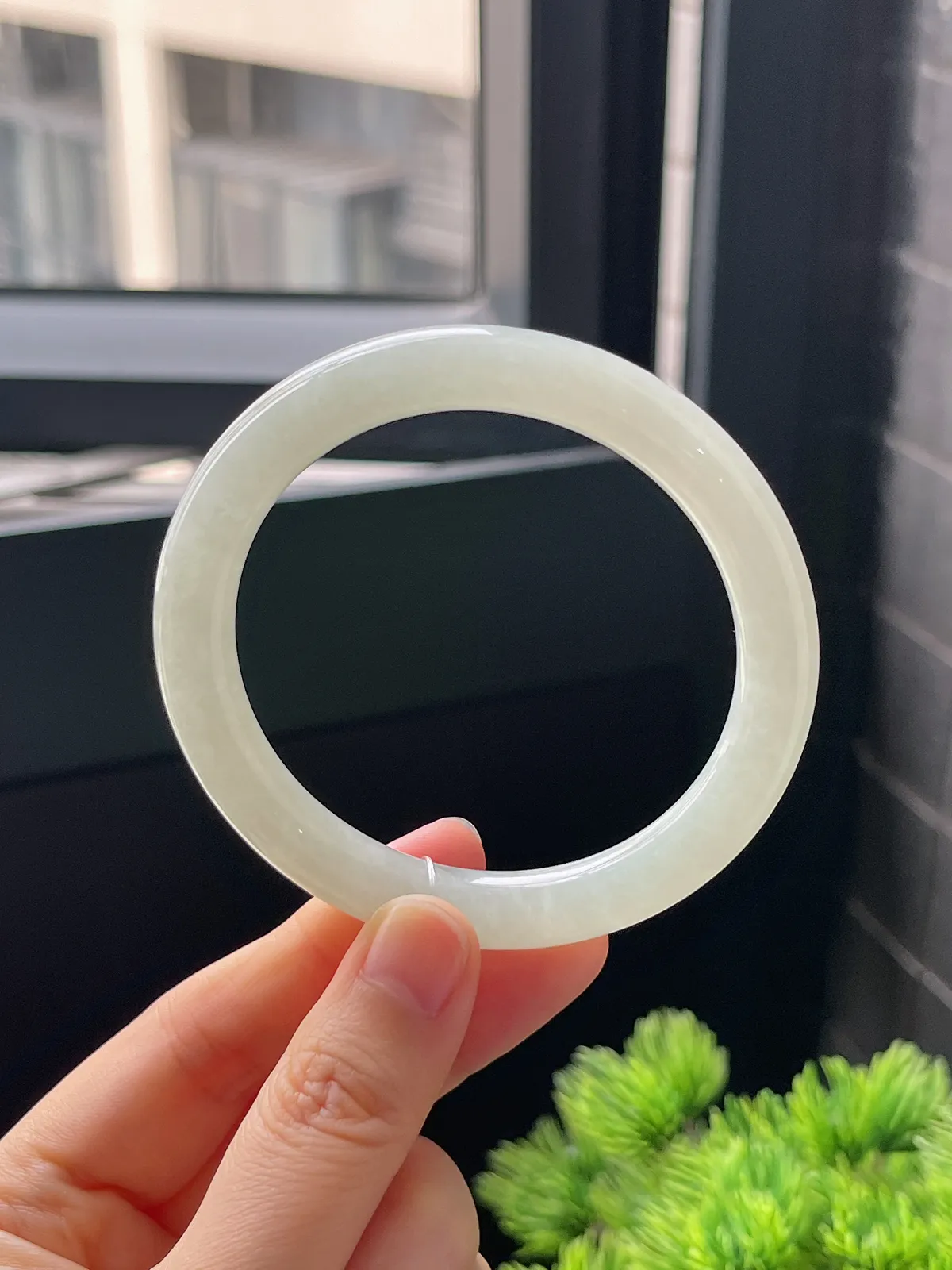 圆镯56.2圈口，翡翠冰糯种淡绿色手镯