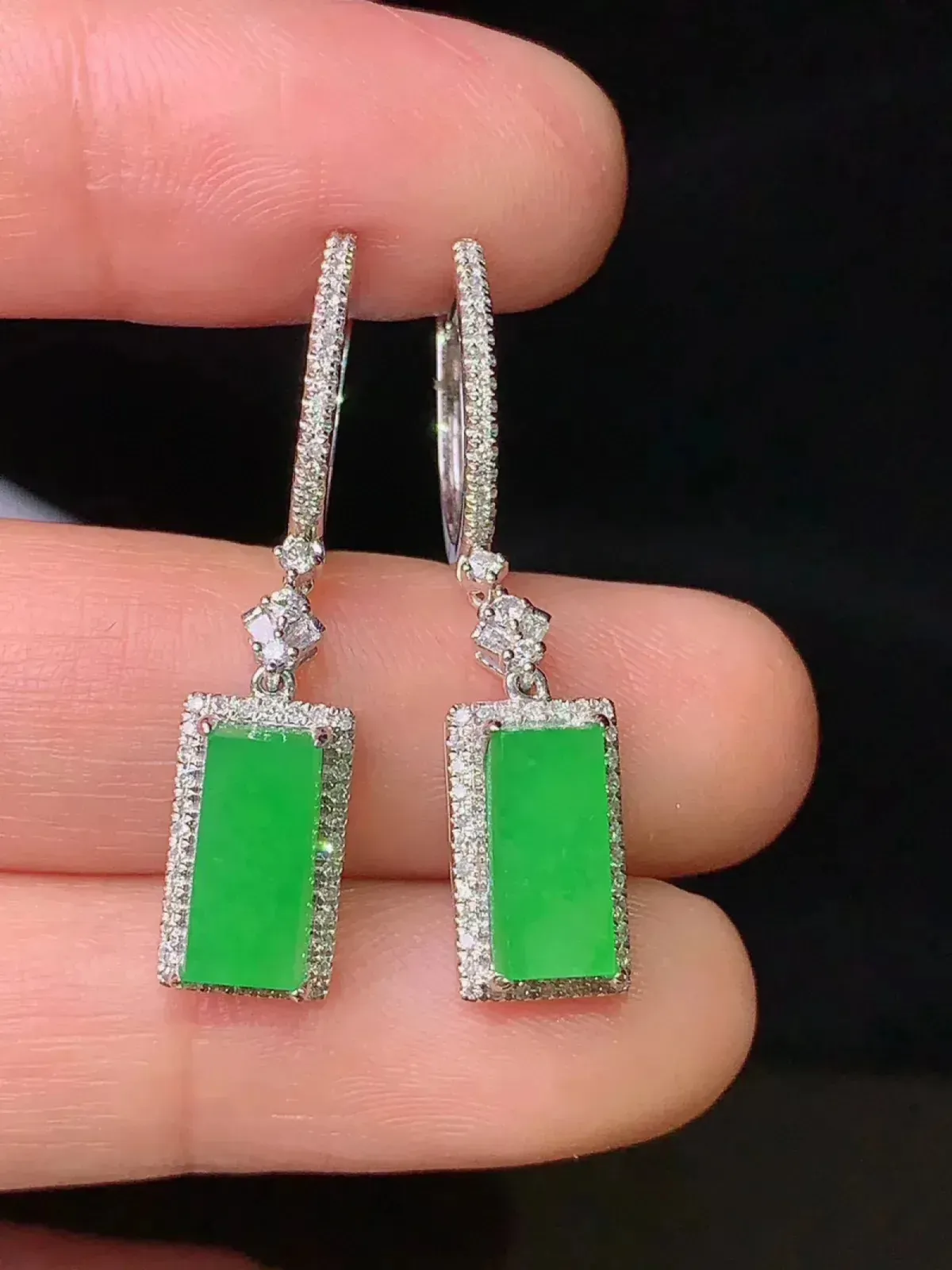 18k金钻镶嵌满绿无事牌耳坠 玉质细腻 色泽艳丽 整体尺寸32.5*7.1*5.5