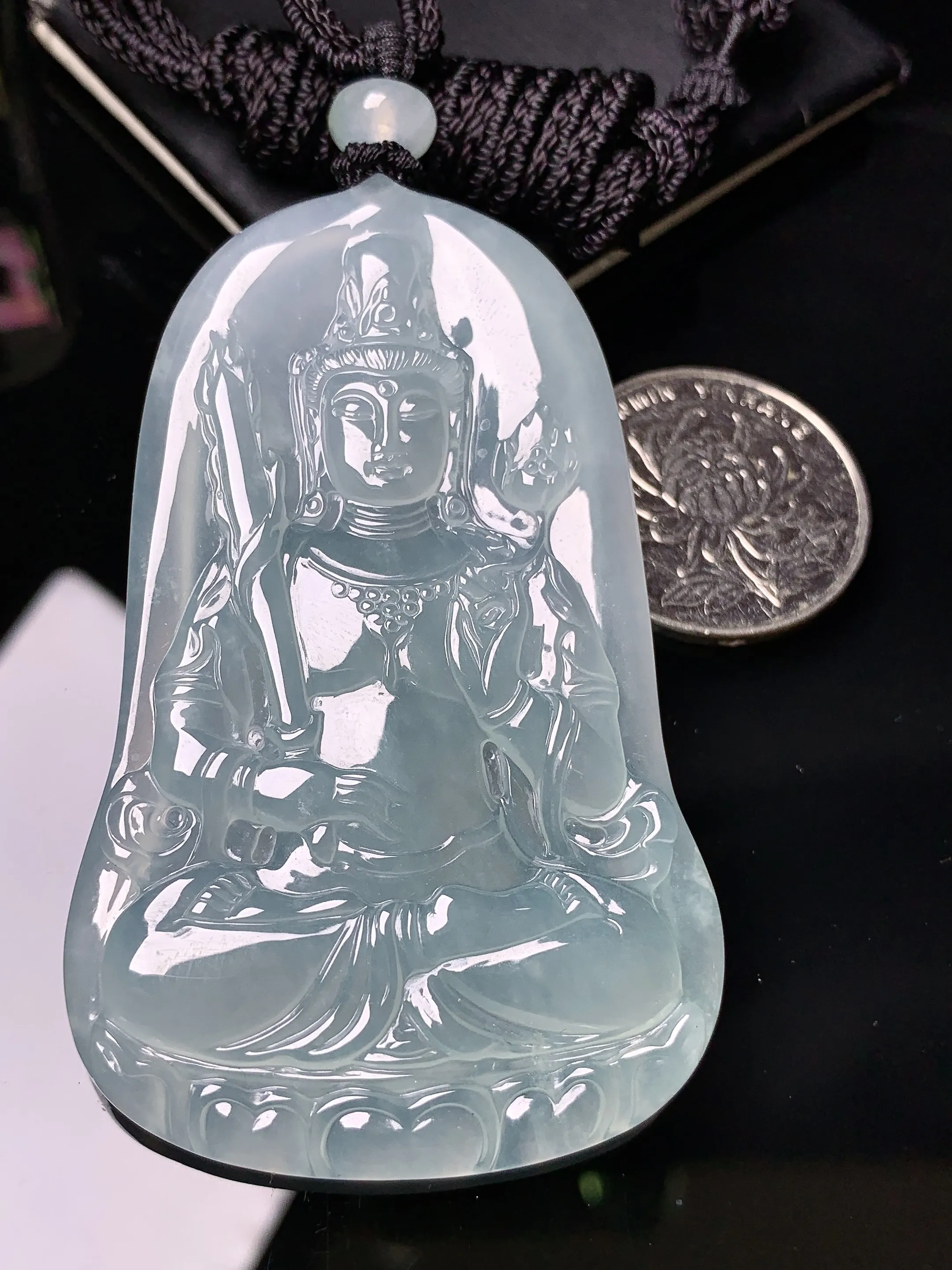 冰种大势至观音菩萨吊坠 玉质细腻 色泽艳丽清新 整体尺寸66.3*41.6*5.3