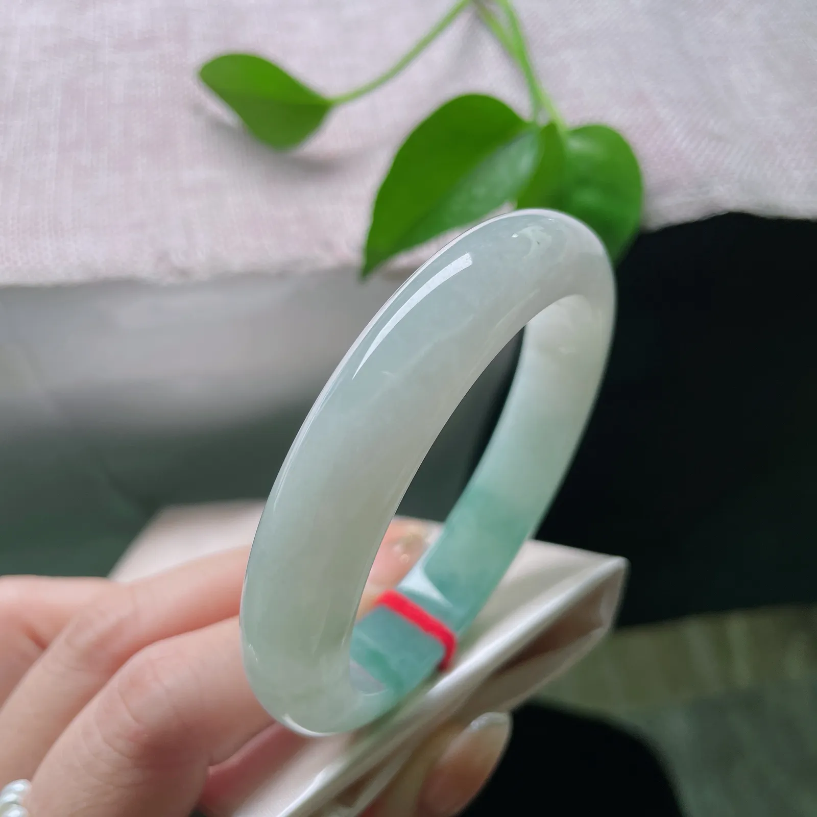 58.2/12.9/8.8。飘花正圈，奶白质地，水头好，细润，腕间的山水画，棉线