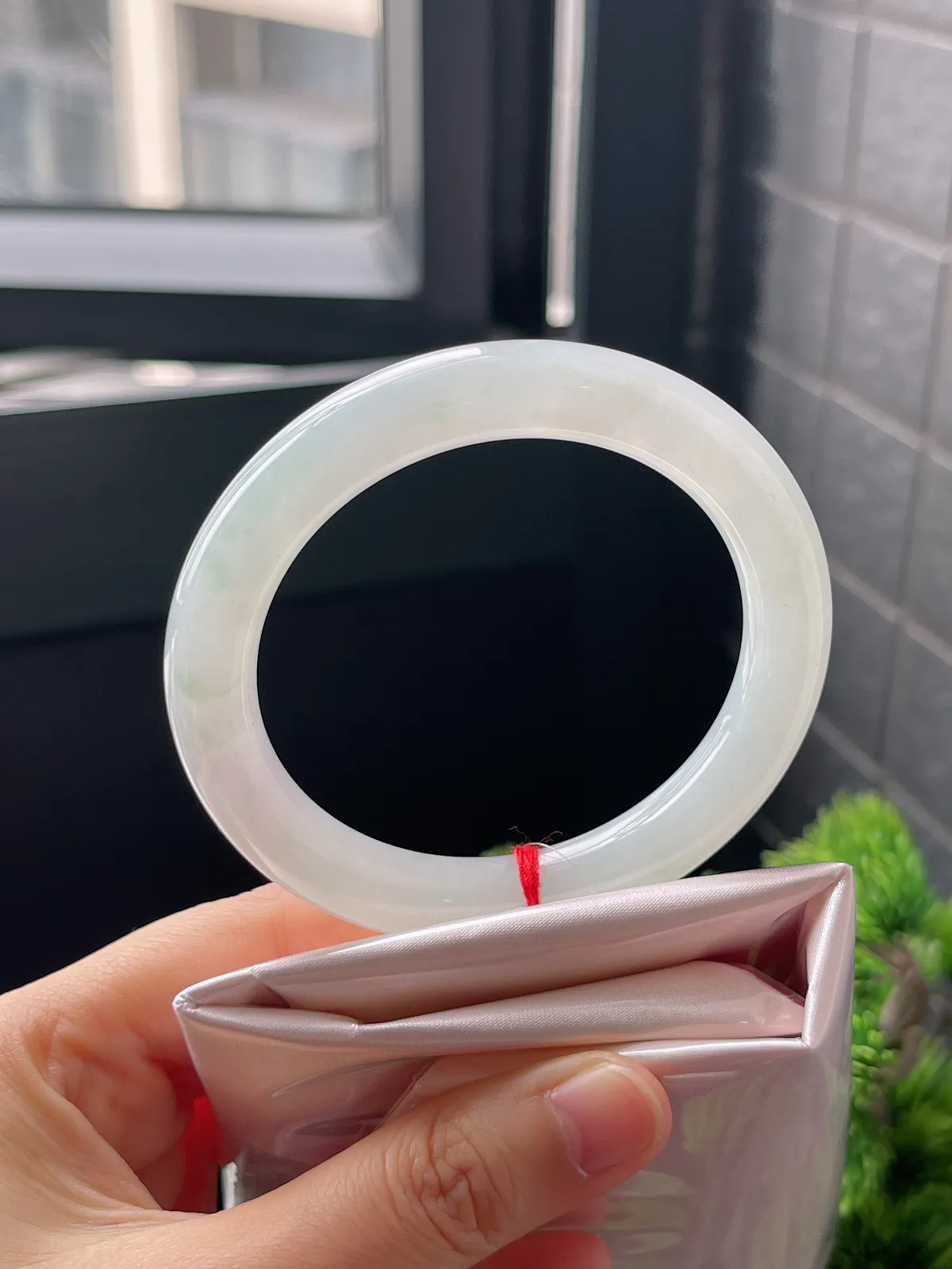 圆镯54.5圈口，翡翠冰糯种淡绿色手镯