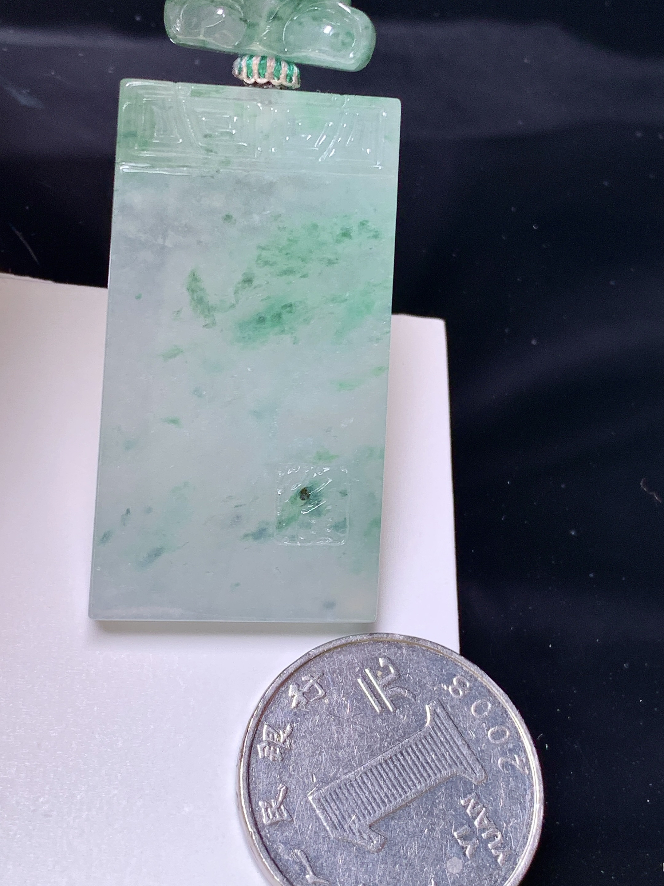 冰种飘绿无事牌吊坠 玉质细腻 色泽艳丽清新 整体尺寸43*23.5*5