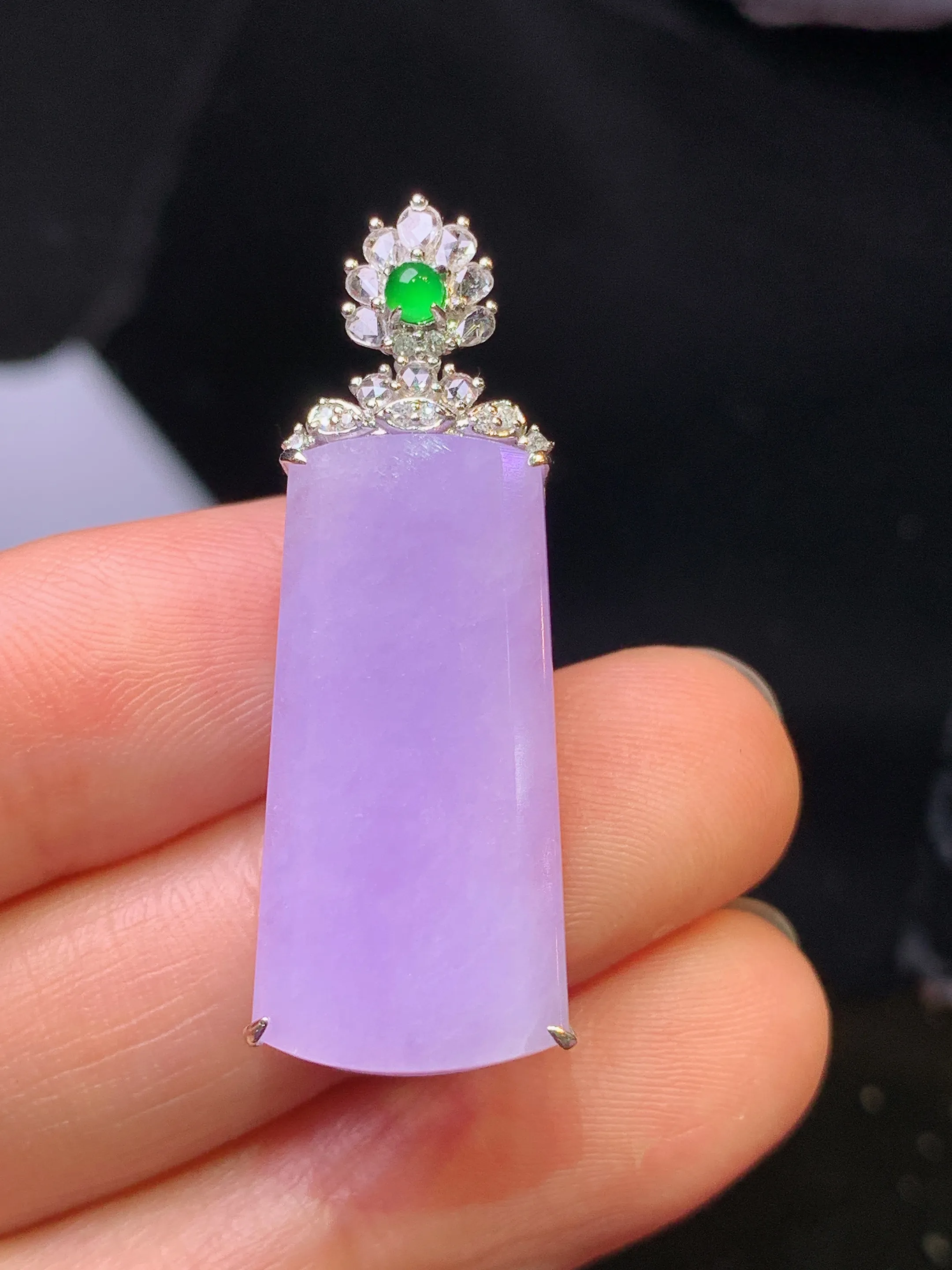 18k金钻镶嵌紫罗兰无事牌吊坠 玉质细腻 色泽艳丽清新 整体尺寸36*13*7.6