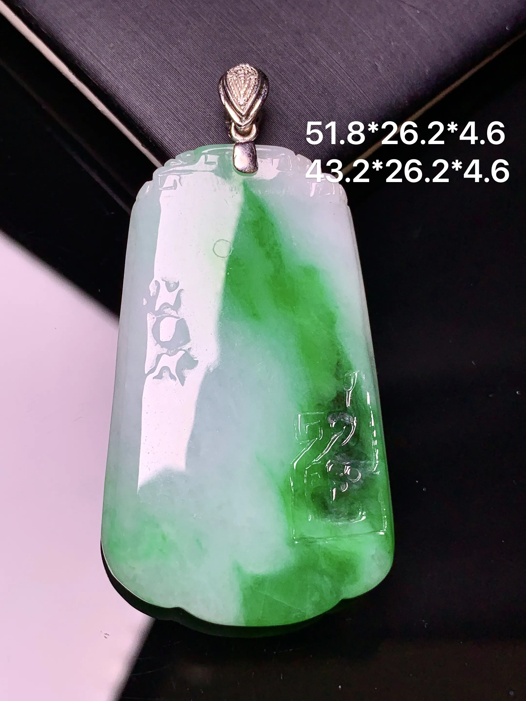 18k金钻镶嵌飘绿雕花牌吊坠 玉质细腻 色泽艳丽清新 整体尺寸51.8*26.2*4.6