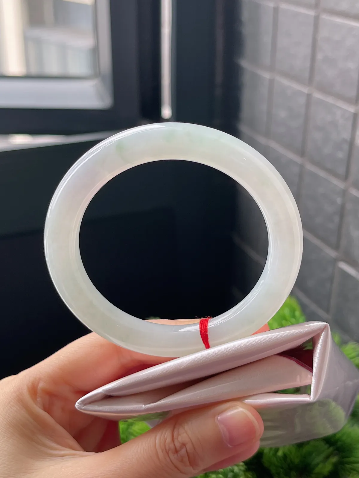 圆镯54.5圈口，翡翠冰糯种淡绿色手镯