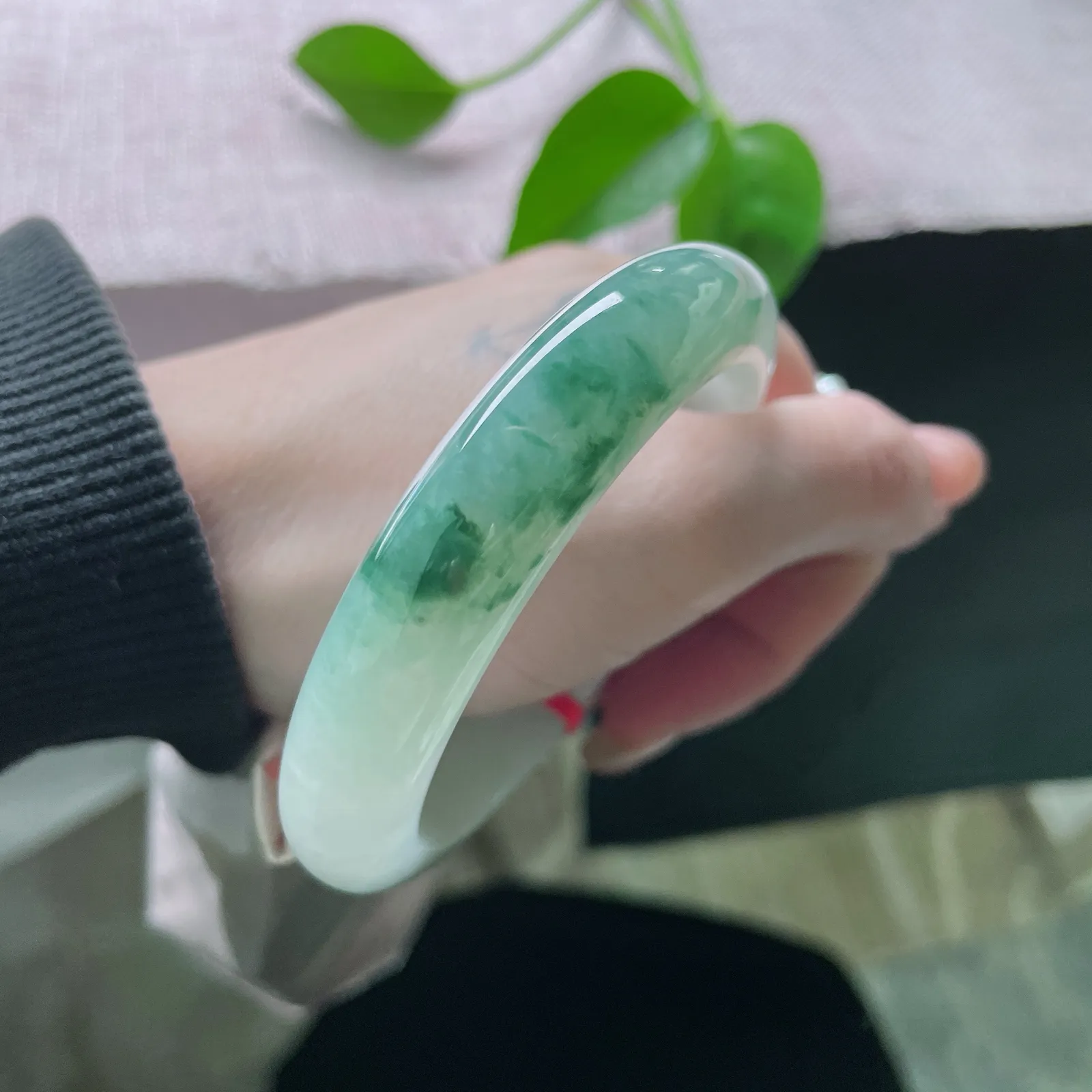 58.2/12.9/8.8。飘花正圈，奶白质地，水头好，细润，腕间的山水画，棉线