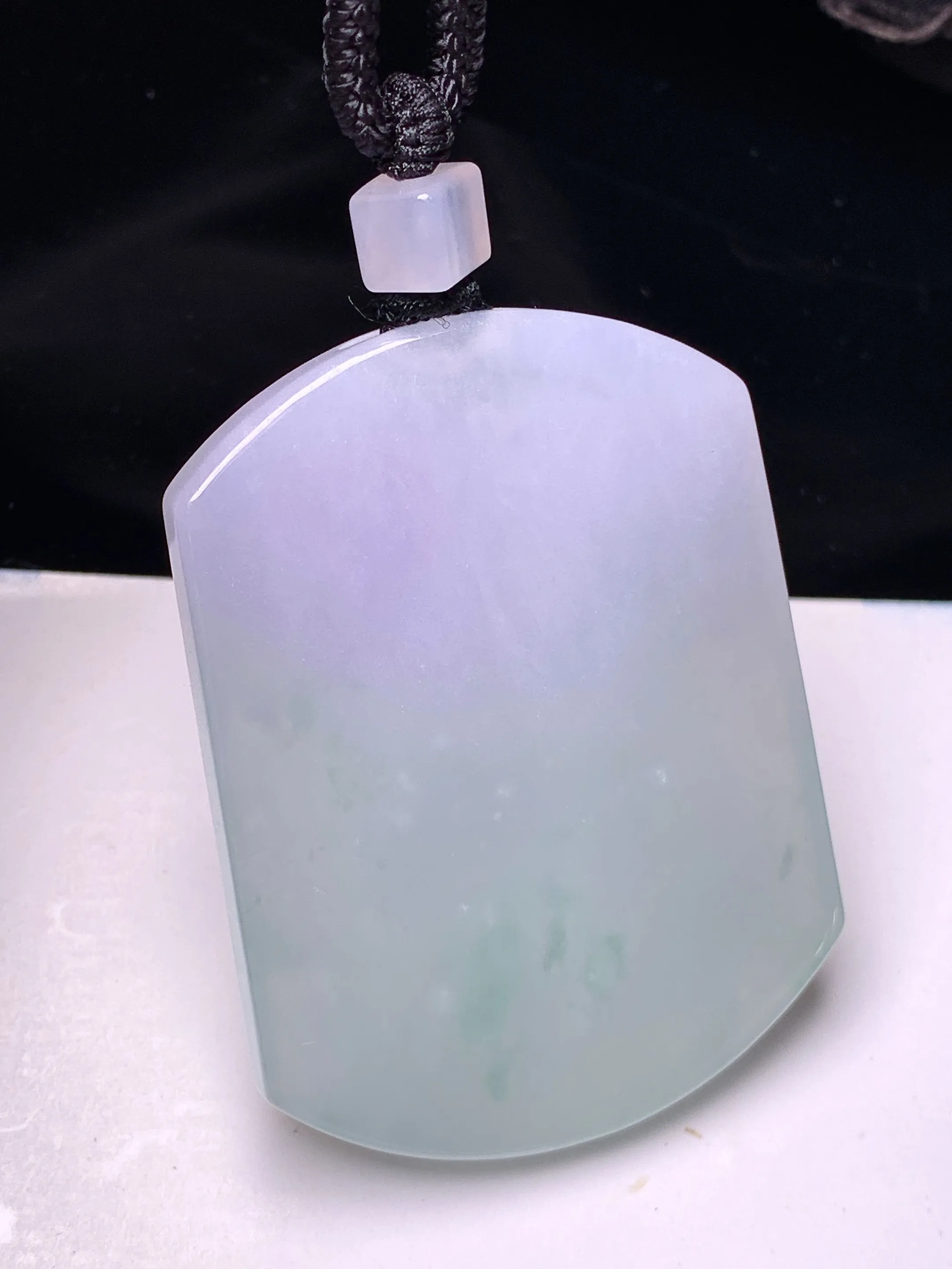 18k金钻镶嵌飘绿无事牌吊坠 玉质细腻 色泽艳丽清新 整体尺寸53.2*40*5.2