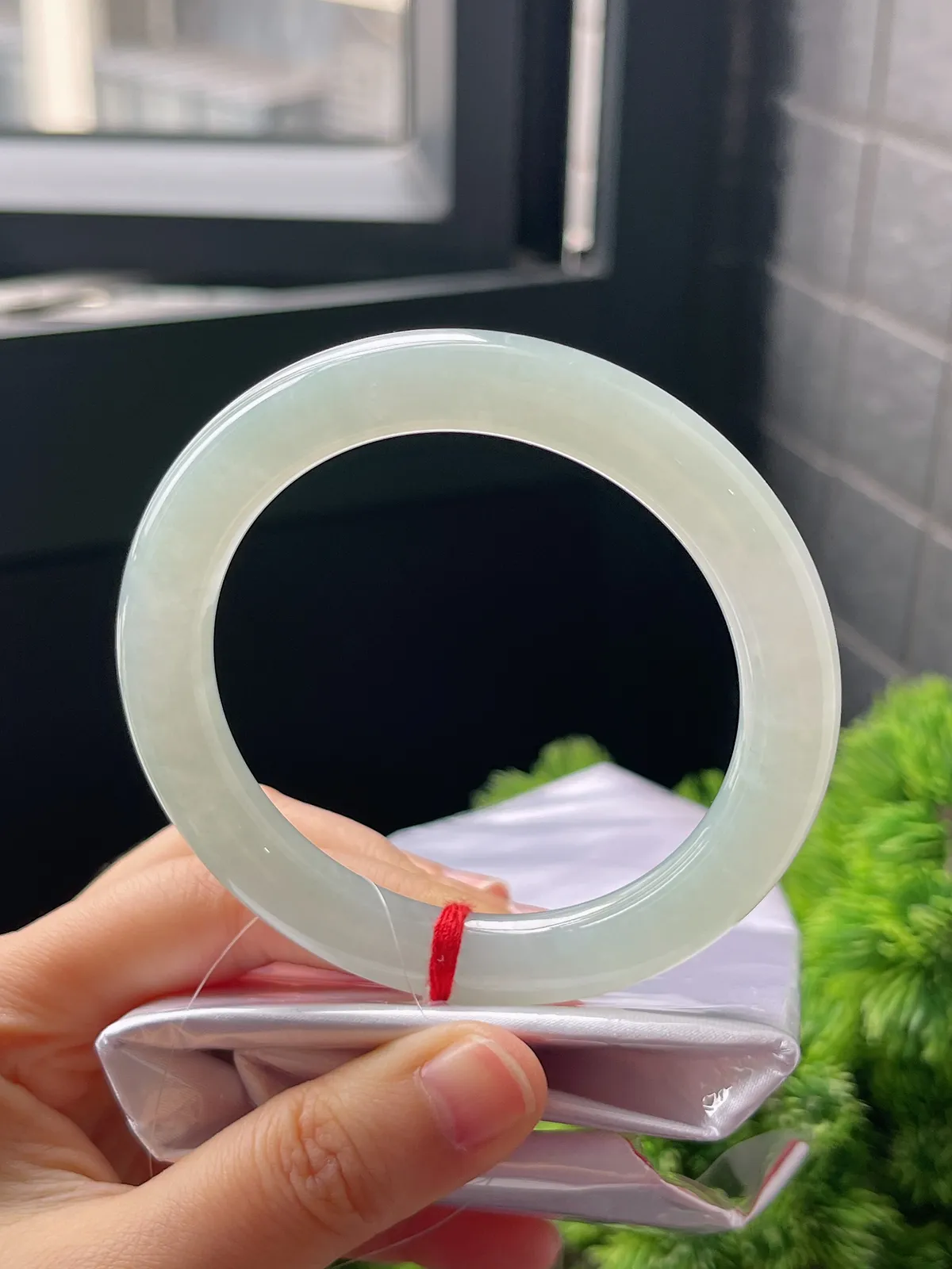 圆镯56.6圈口，翡翠冰糯种淡绿甜绿手镯