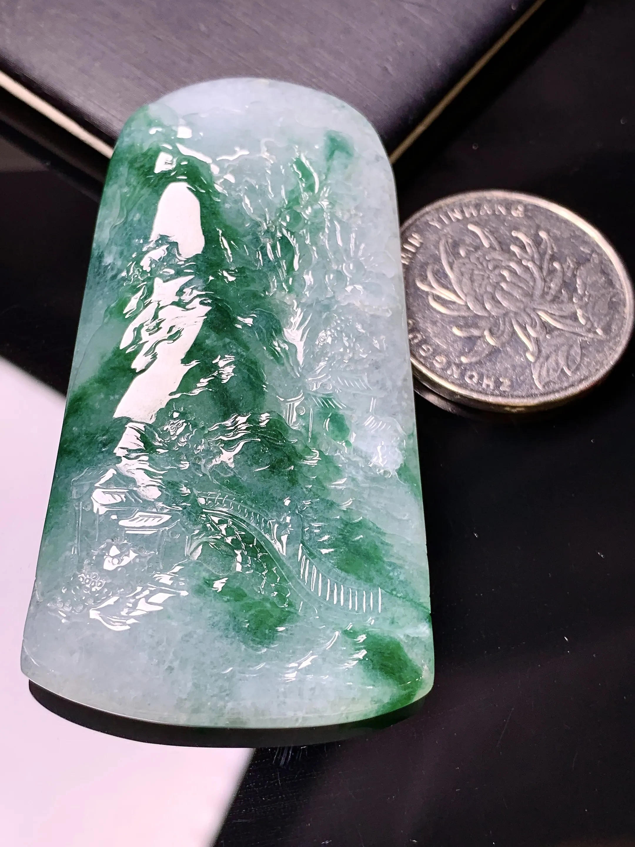 飘绿山水牌子吊坠 玉质细腻 色泽艳丽清新 整体尺寸60.8*32.8*7.8