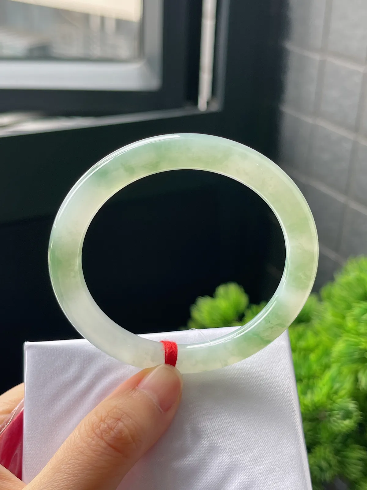 圆镯54圈口，翡翠冰糯种淡绿色手镯