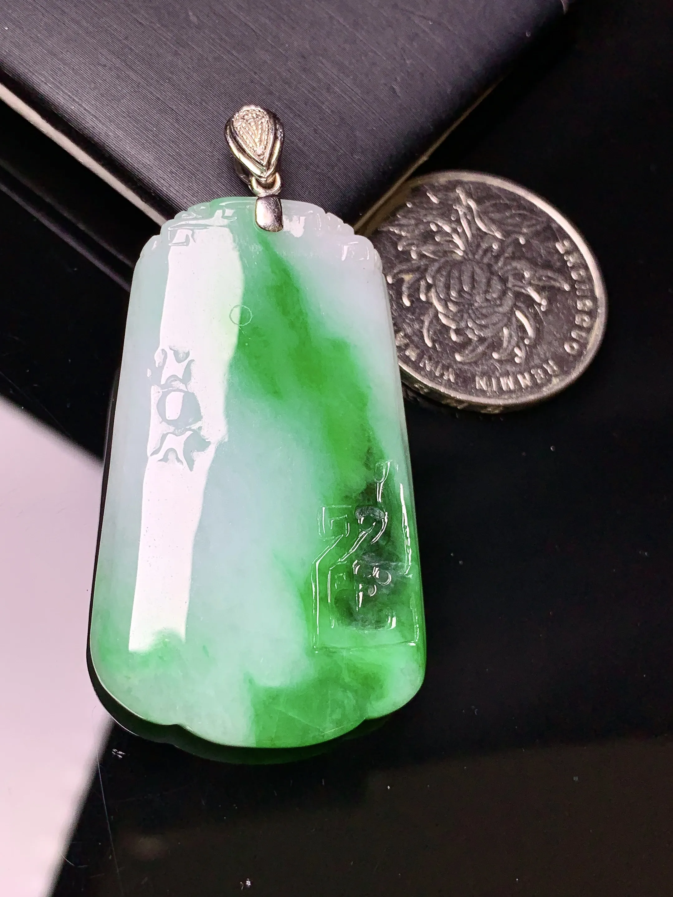 18k金钻镶嵌飘绿雕花牌吊坠 玉质细腻 色泽艳丽清新 整体尺寸51.8*26.2*4.6