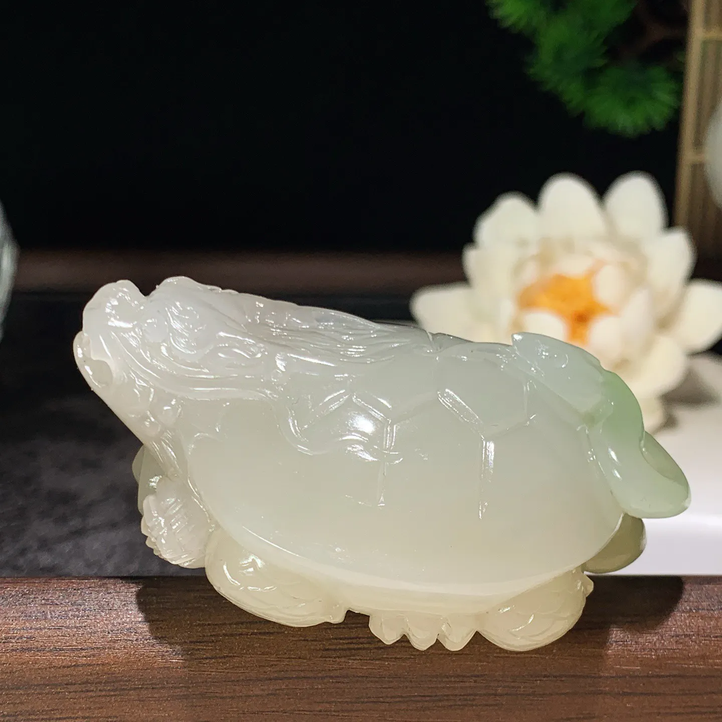 和田玉青海翠翠青玄武把件 尺寸61/43/25重93克。玉质细腻油润。手推出油。品相大气 lt260