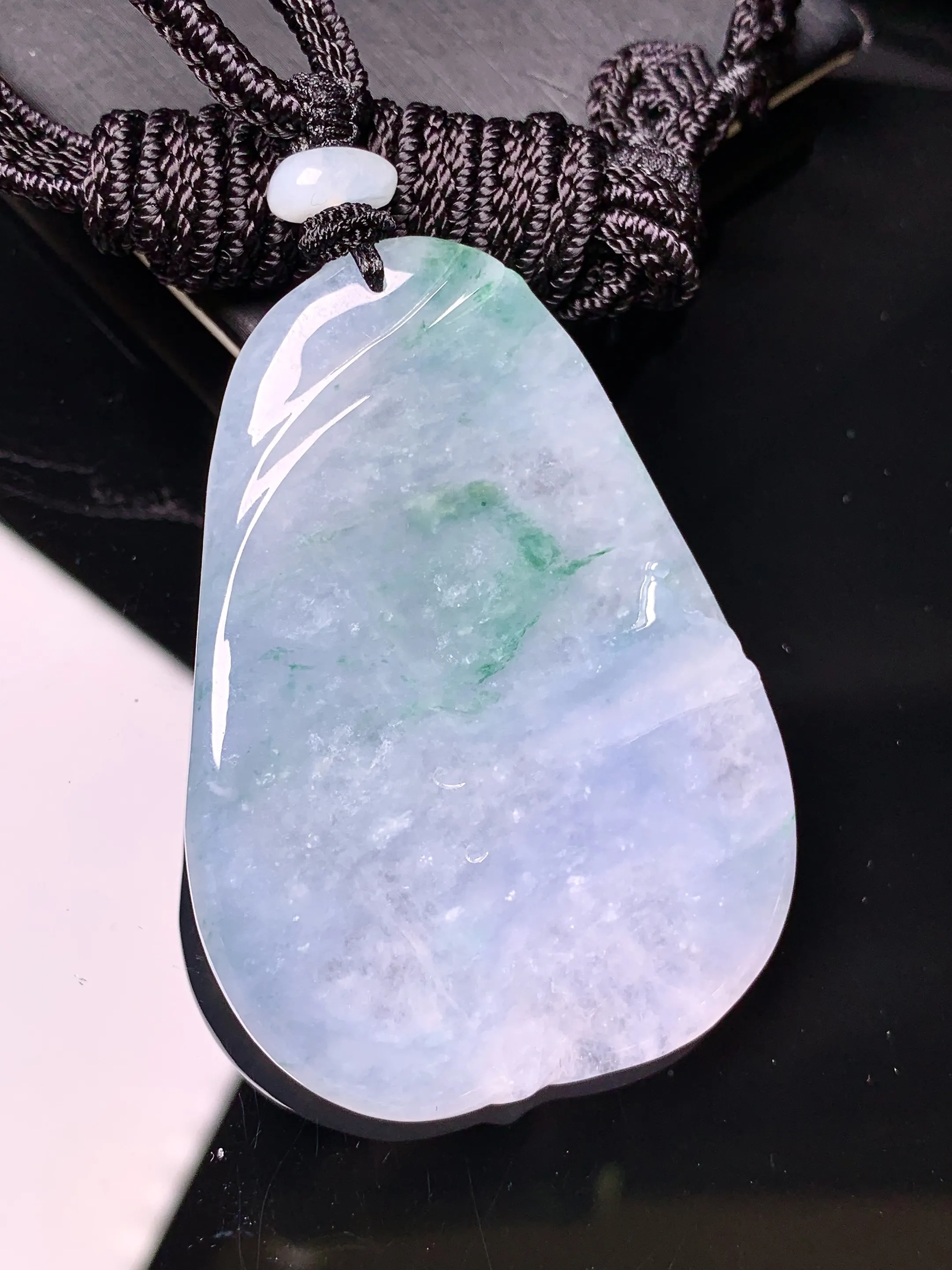 18k金钻镶嵌冰种飘绿悟道吊坠 玉质细腻 色泽艳丽清新 整体尺寸53.2*38.2*4.8