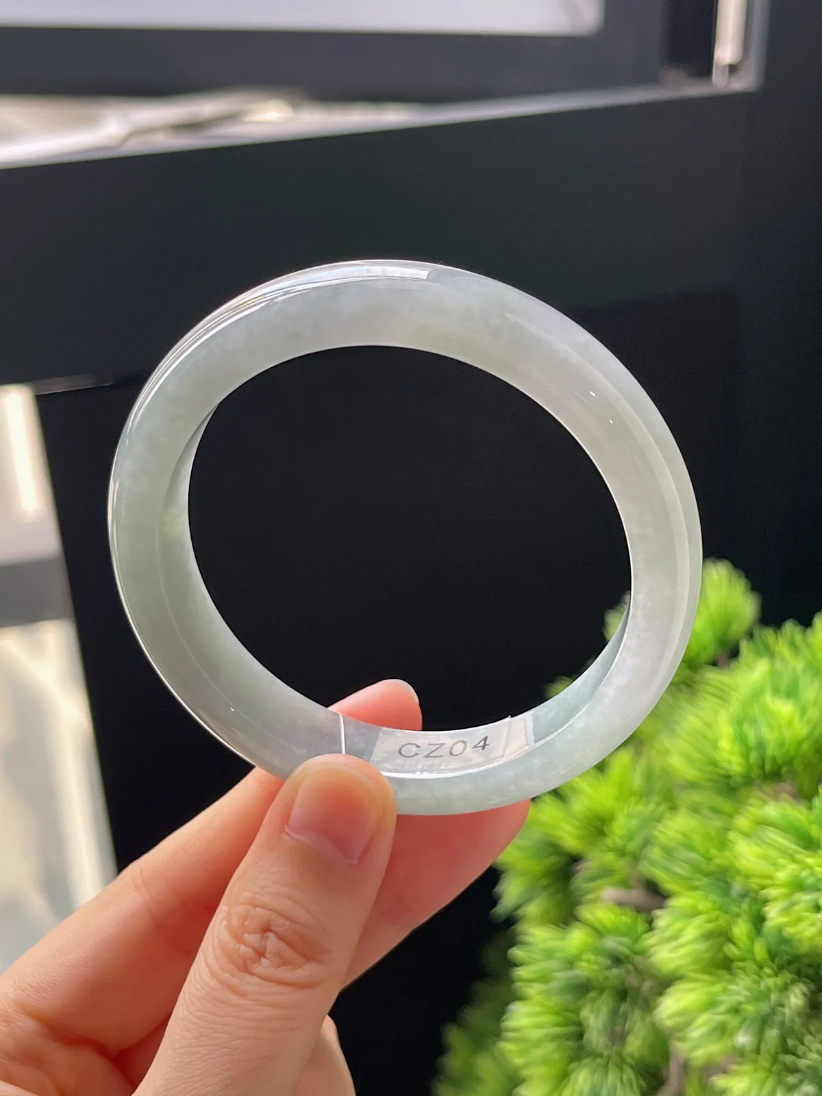 正圈56.3圈口，翡翠糯化种淡绿色手镯