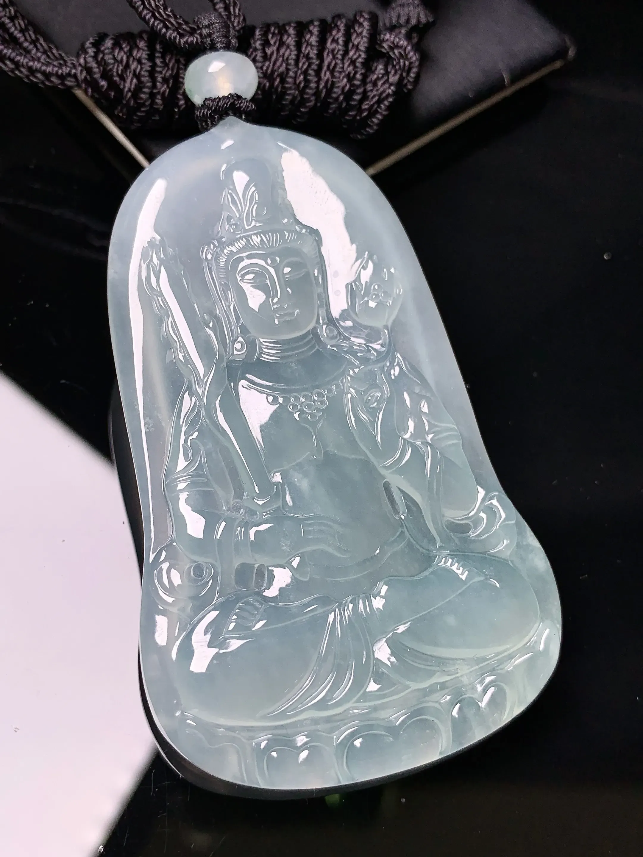 冰种大势至观音菩萨吊坠 玉质细腻 色泽艳丽清新 整体尺寸66.3*41.6*5.3