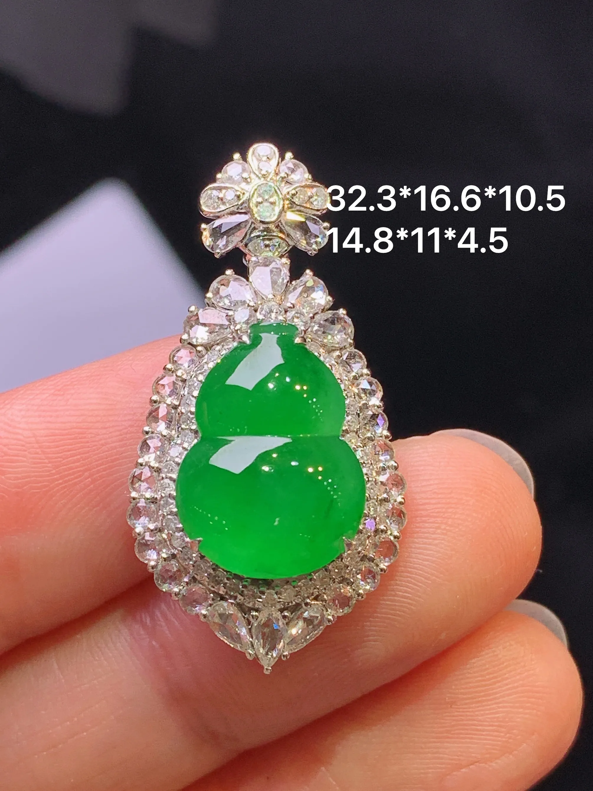 18k金钻镶嵌满绿葫芦吊坠 玉质细腻 色泽艳丽清新 整体尺寸32.3*16.6*10.5