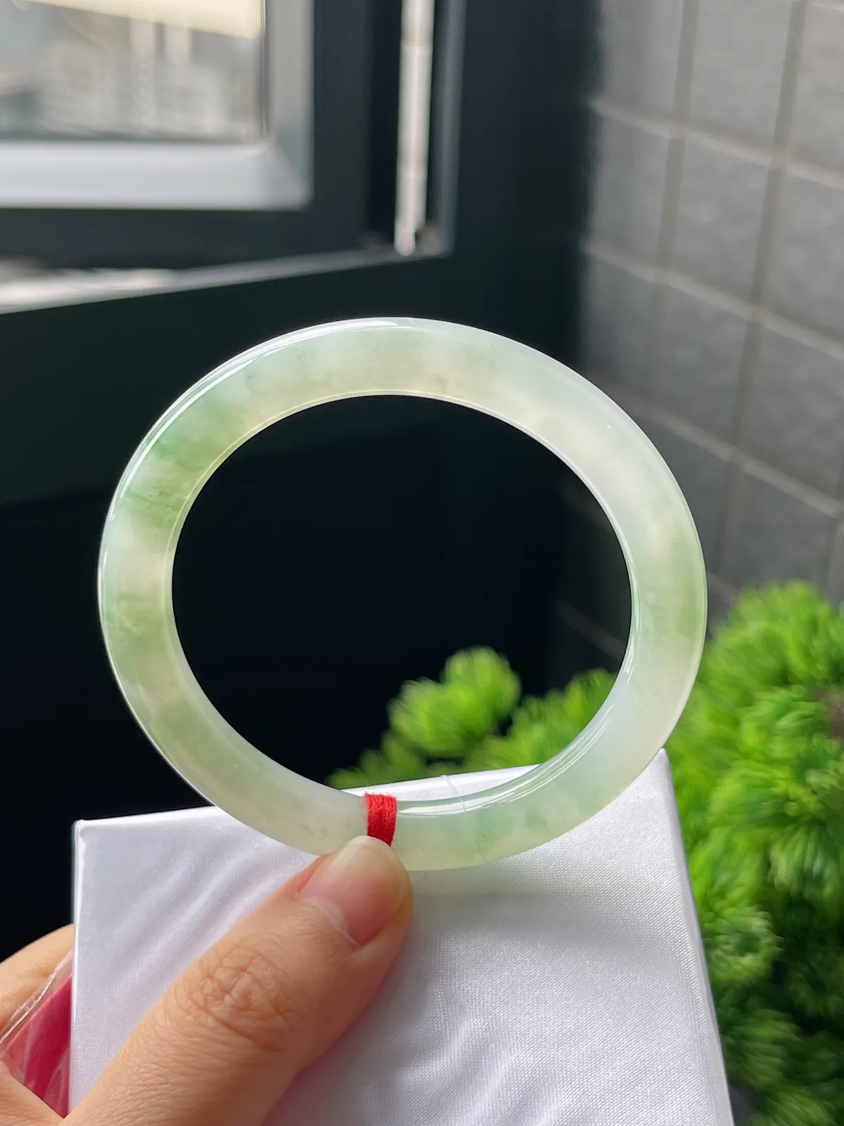 圆镯54圈口，翡翠冰糯种淡绿色手镯