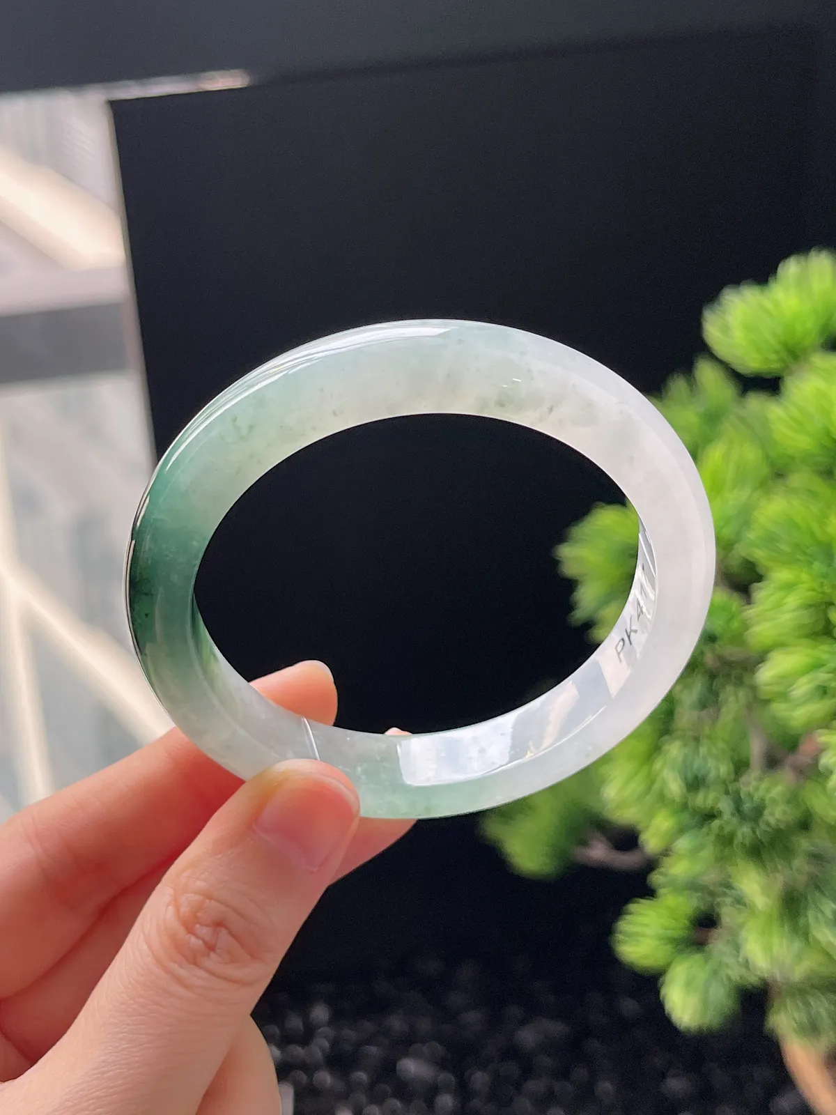 正圈54.5圈口，翡翠冰糯种飘绿手镯